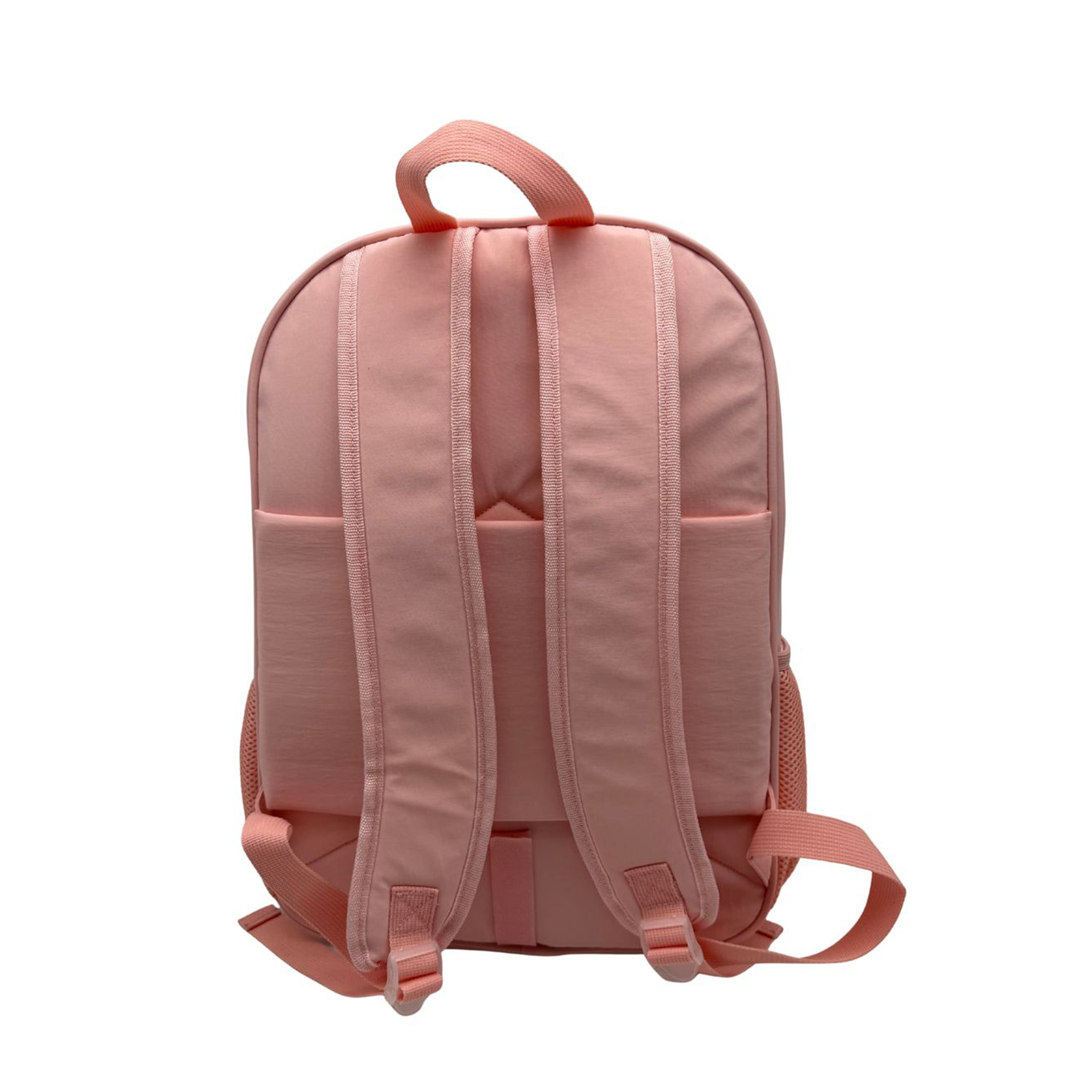Una mochila rosa con dos correas para los hombros y una trabilla en la parte superior.