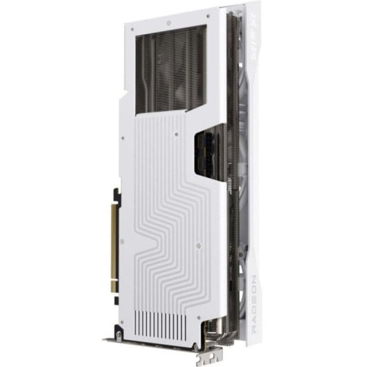 Biała karta graficzna z żeberkami radiatora i oznaczeniem Radeon, widziana z boku.