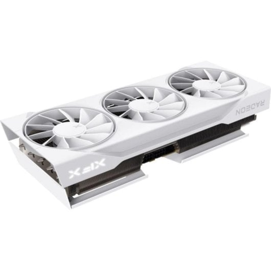 Biała karta graficzna XFX Radeon z trzema wentylatorami i radiatorami.