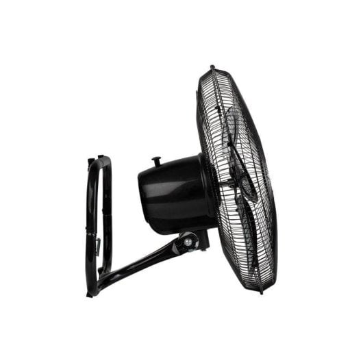 Un ventilador de pared negro con rejilla de seguridad metálica y brazo ajustable.