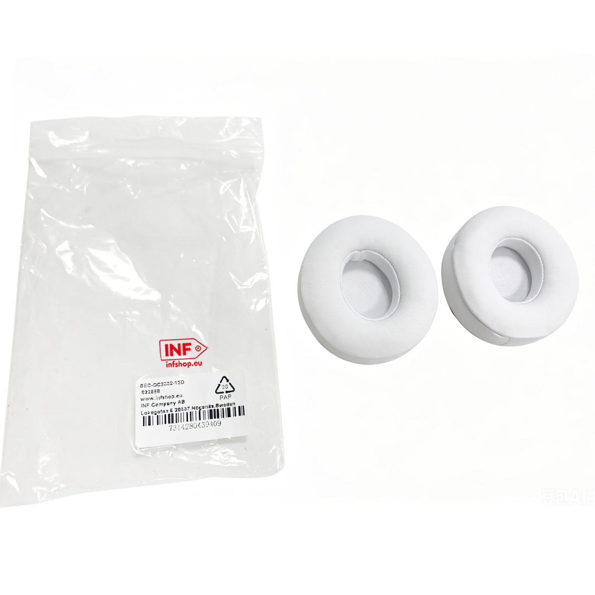 Ein weißer Kopfhörerpolster-Set in Plastikverpackung.