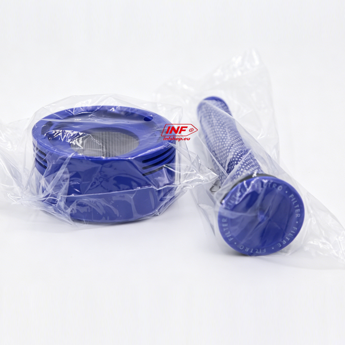 Zwei blaue Vakuumfilter, einer rund, der andere zylindrisch, in Plastik verpackt.