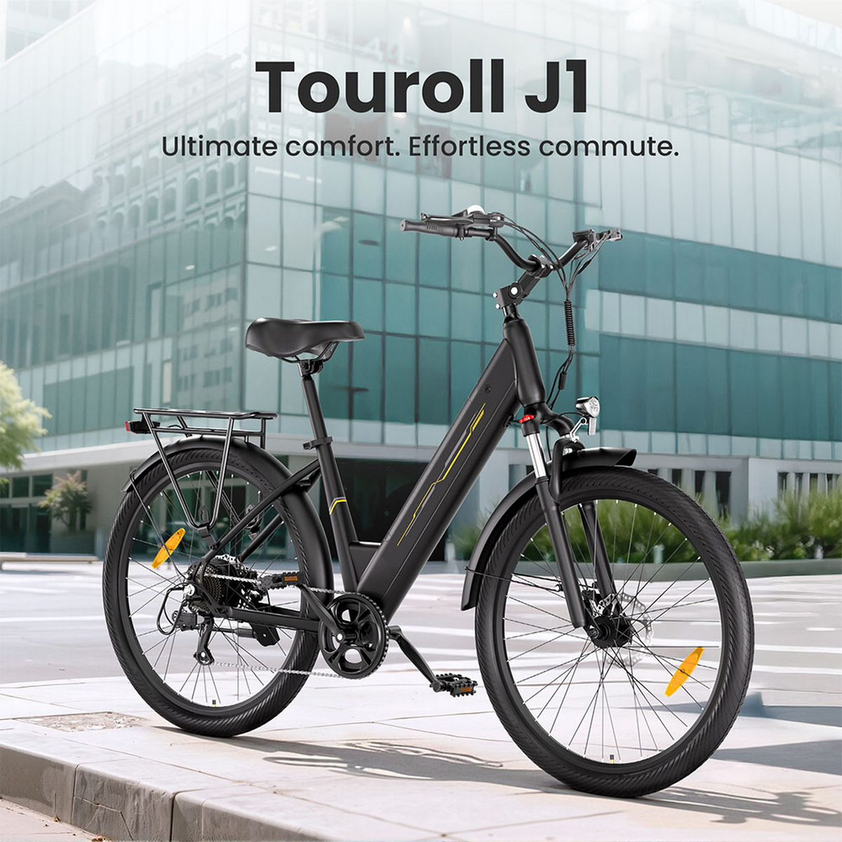 Bicicleta eléctrica negra Touroll J1 con detalles amarillos, aparcada frente a edificio moderno.
