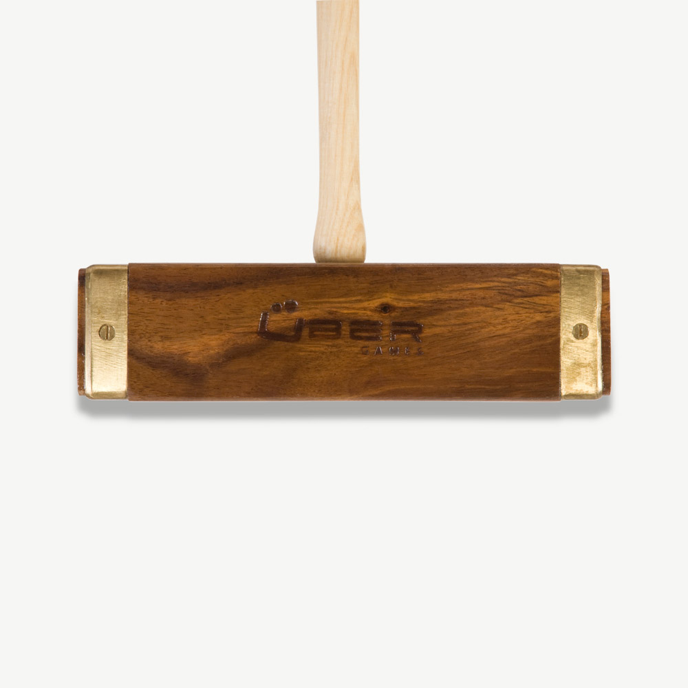 Ein hölzerner Krocket-Schlägerkopf mit Messingakzenten und hellem Holzgriff.