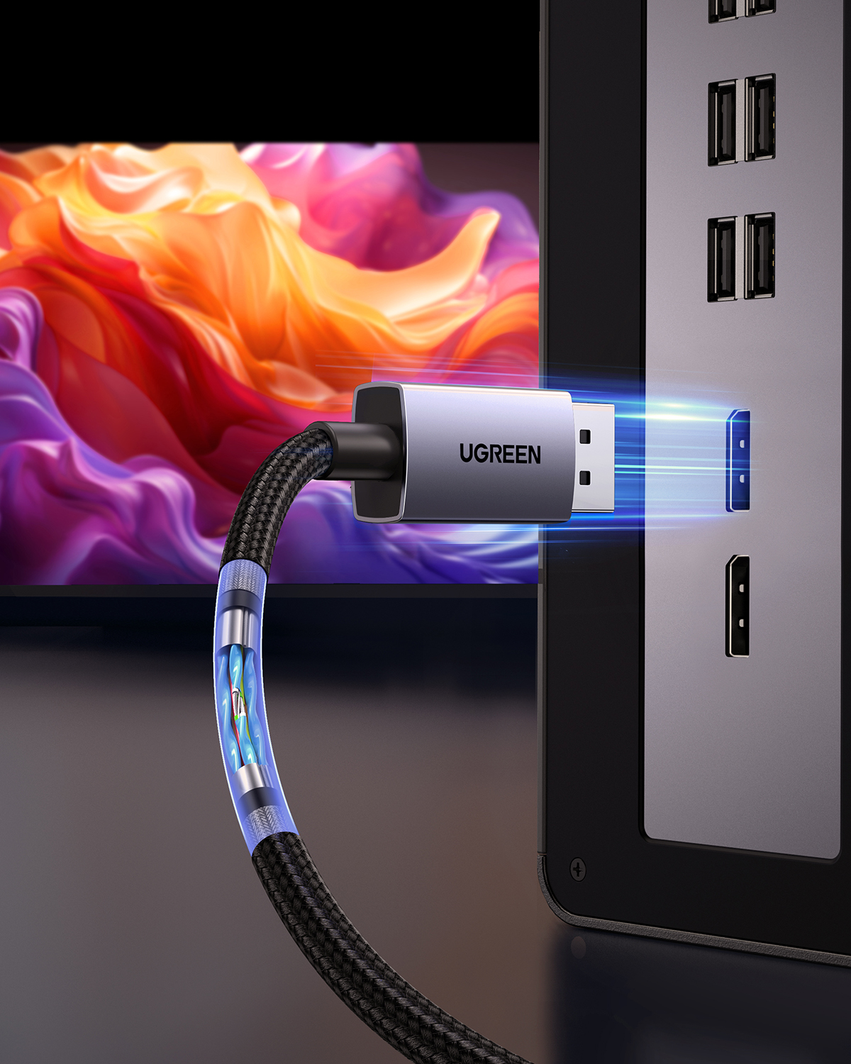 Cavo UGREEN collegato a un dispositivo con porte USB; sfondo astratto colorato.