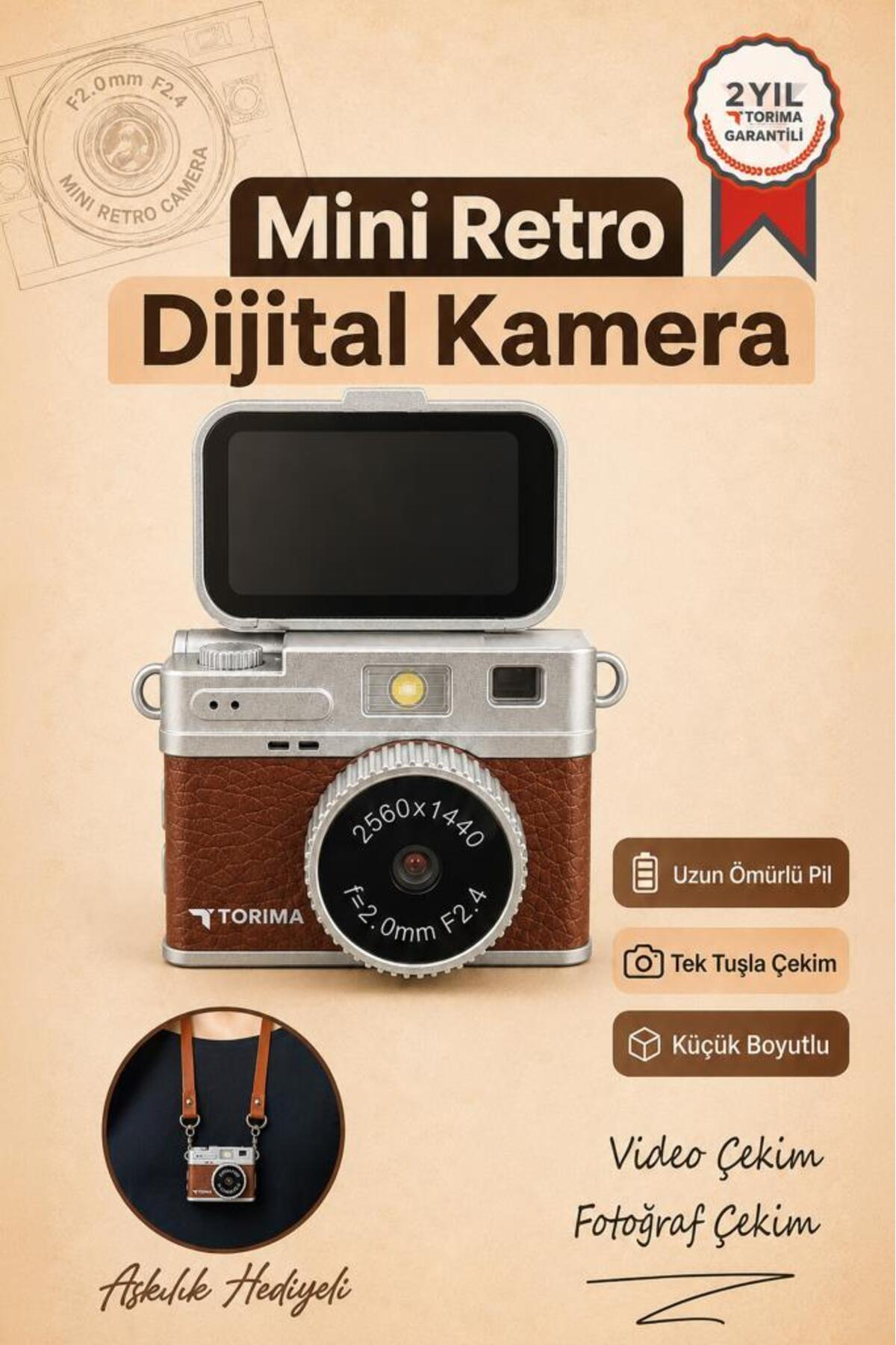Kahverengi deri, gümüş gövde, açılır ekranlı kompakt retro dijital kamera.