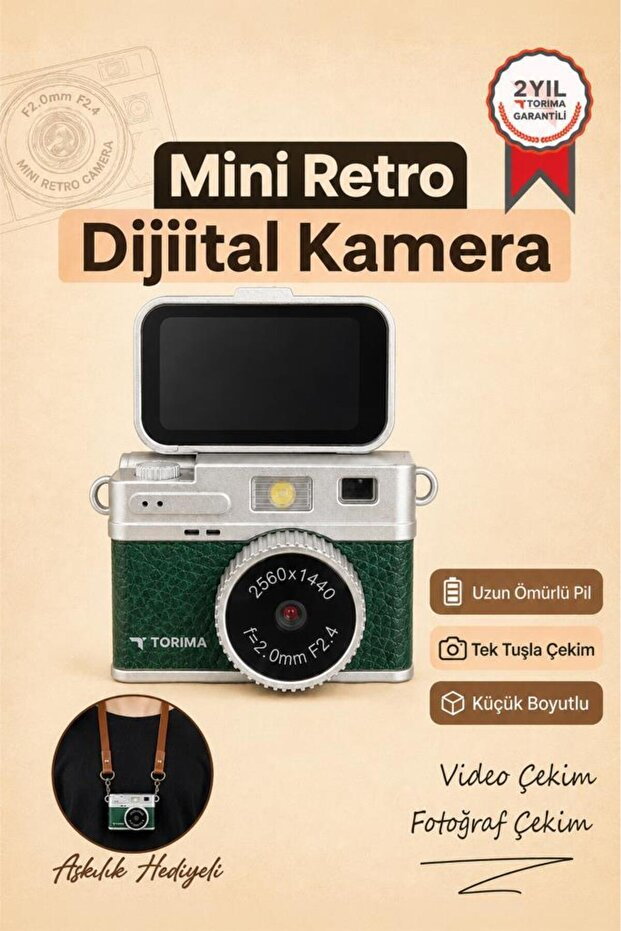 Gümüş aksanlı, siyah ekranlı yeşil retro dijital kamera.