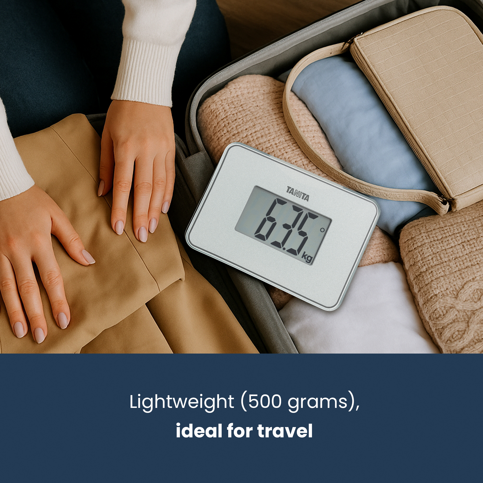 Eine Person packt Kleidung in einen Koffer, eine digitale Waage zeigt 6,35 kg an.