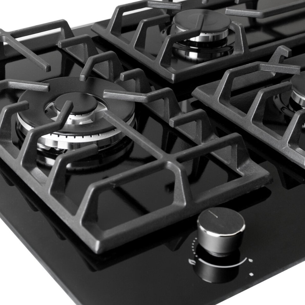 Une plaque de cuisson à gaz noire moderne avec quatre brûleurs et grilles métalliques.
