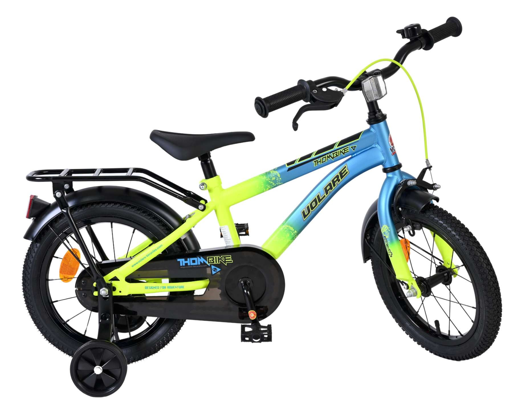 Ein blau-grünes Kinderfahrrad mit Stützrädern, Gepäckträger und Klingel.