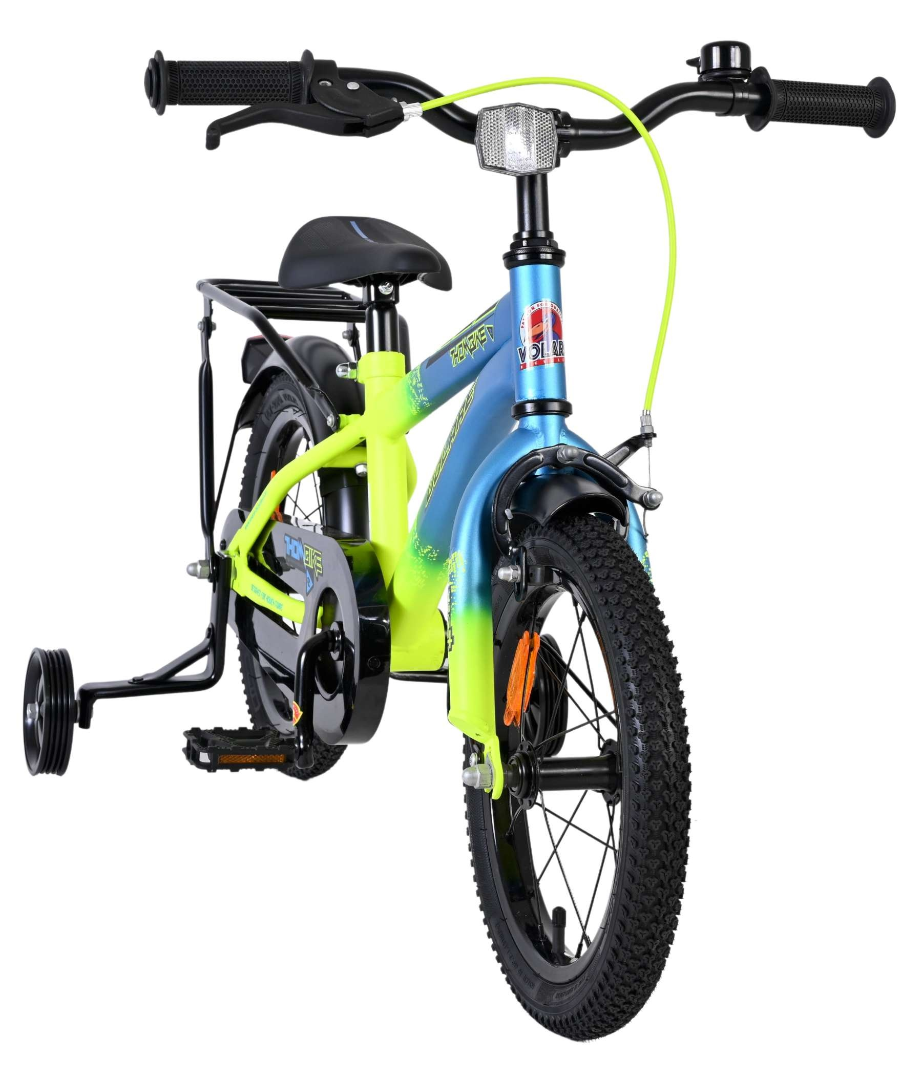 Ein blau-grünes Kinderfahrrad mit Stützrädern, Lenker, Sattel und Klingel.