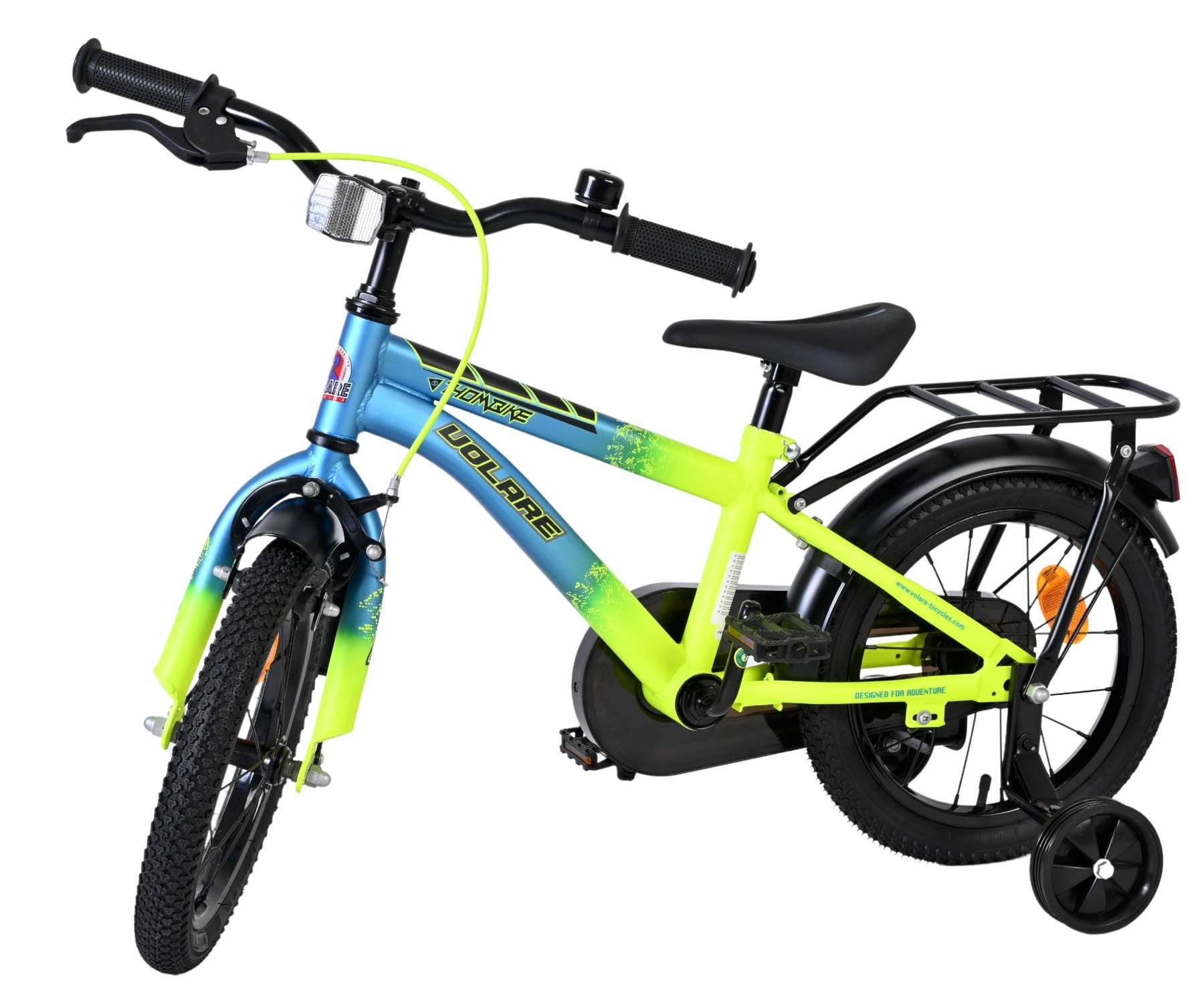 Ein blau-grünes Kinderfahrrad mit Stützrädern und Gepäckträger.
