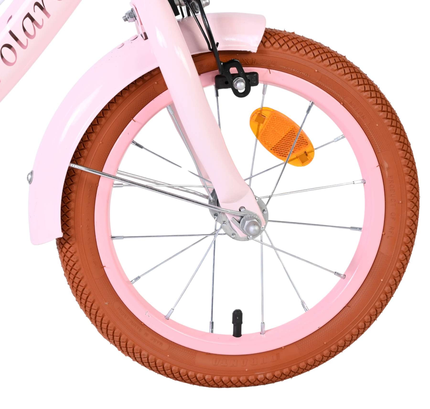 Nahaufnahme eines rosa Fahrradrads mit braunem Reifen, Speichen und Kotflügel.