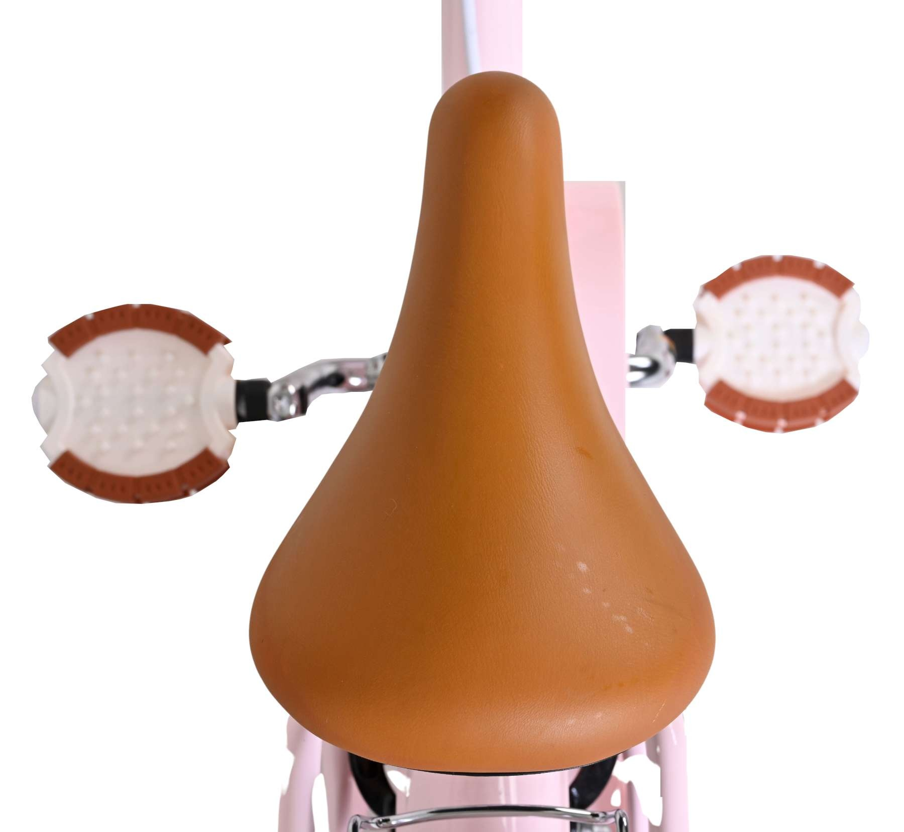 Brauner Sattel auf einem rosafarbenen Fahrrad mit weißen Pedalen.