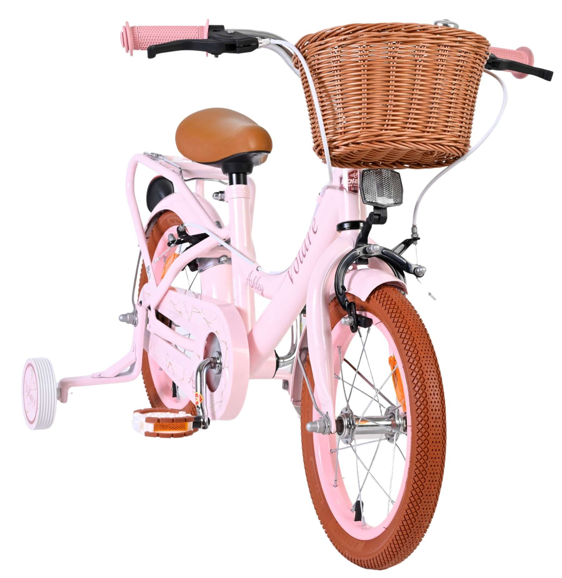 Ein rosafarbenes Kinderfahrrad mit braunem Korb, braunem Sattel und Stützrädern.