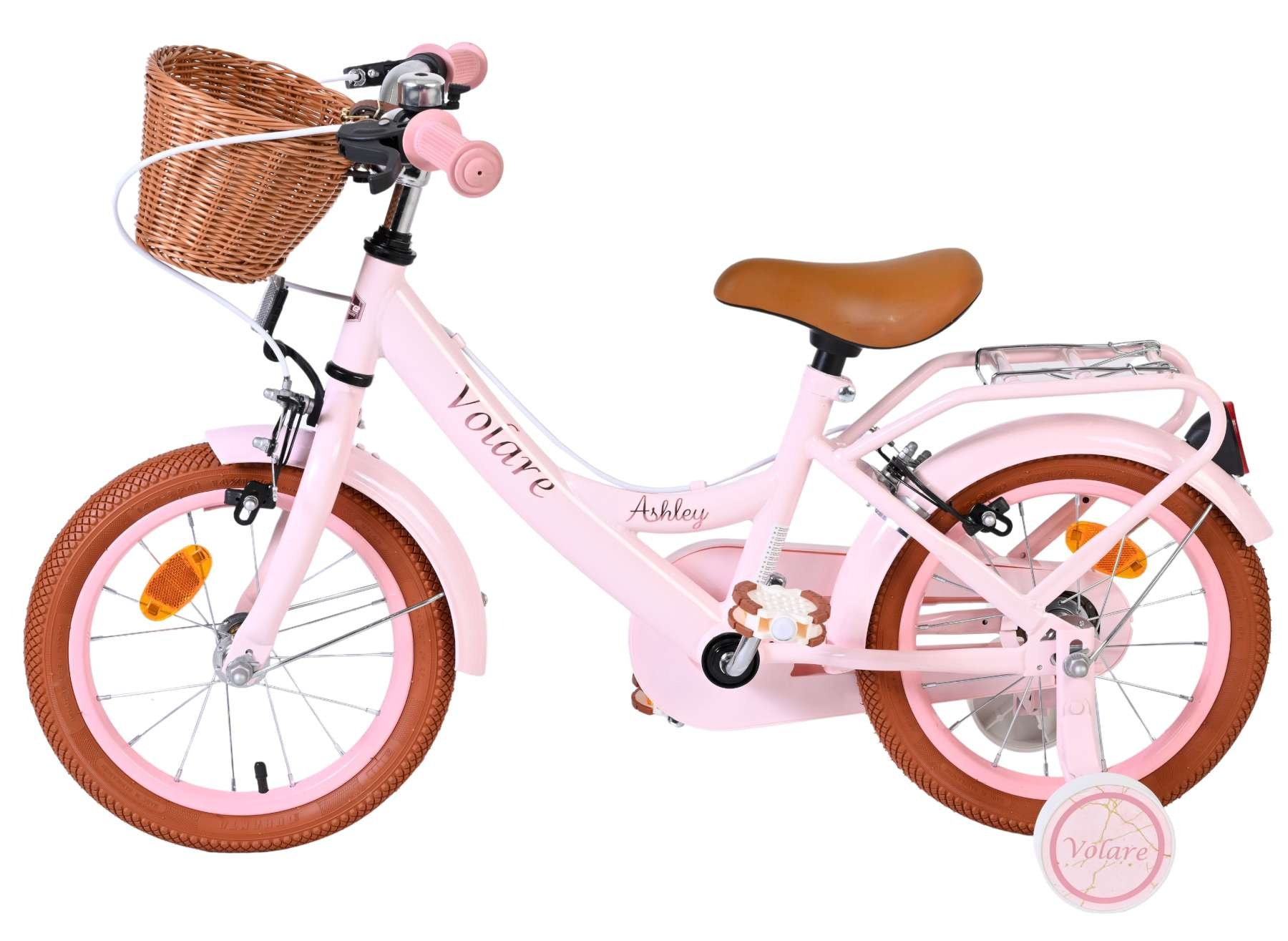 Ein hellrosafarbenes Kinderfahrrad mit braunen Reifen, einem Weidenkorb vorne und Stützrädern auf weißem Hintergrund.