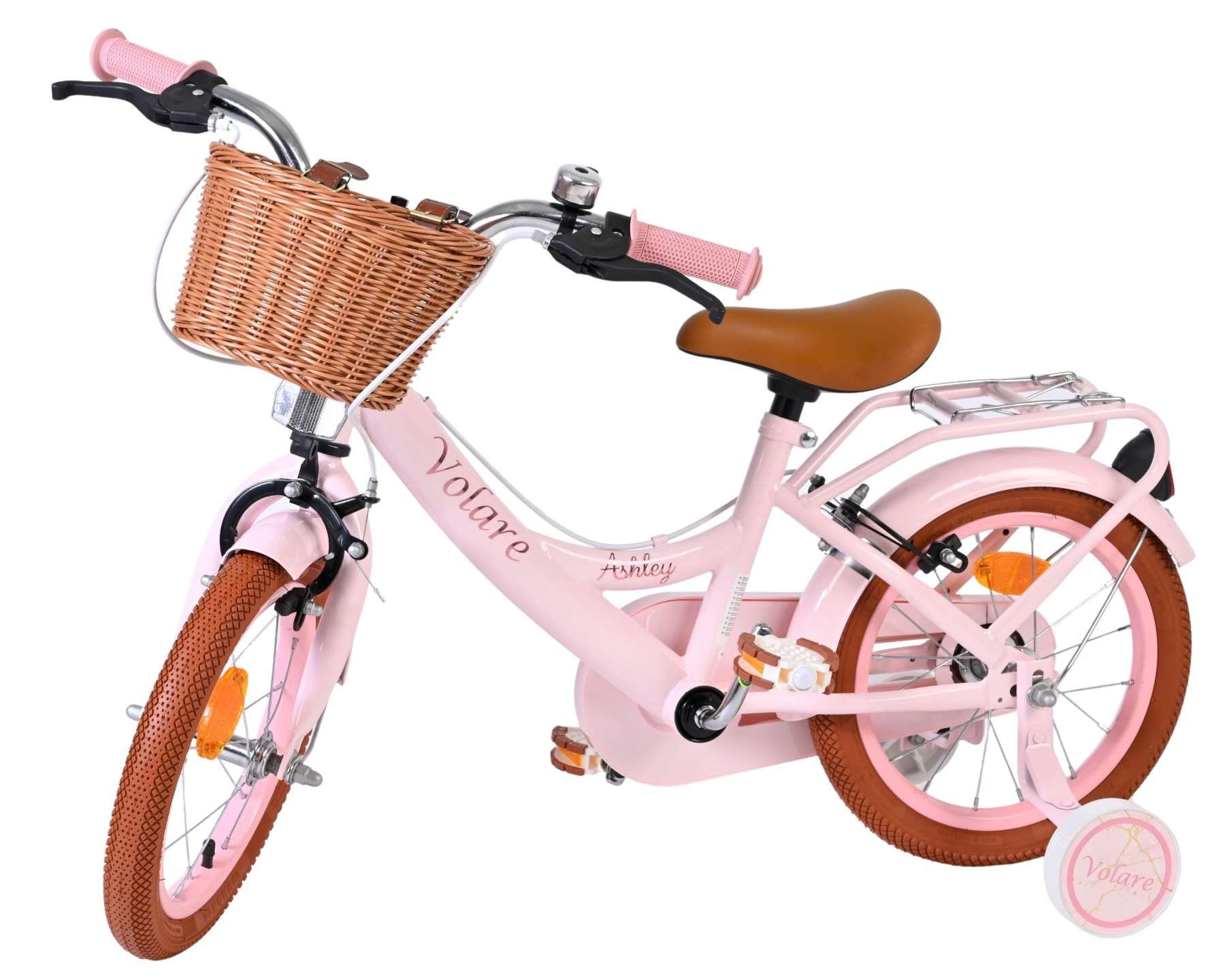 Ein rosafarbenes Kinderfahrrad mit braunem Korb und braunem Sattel, auf weißem Hintergrund.