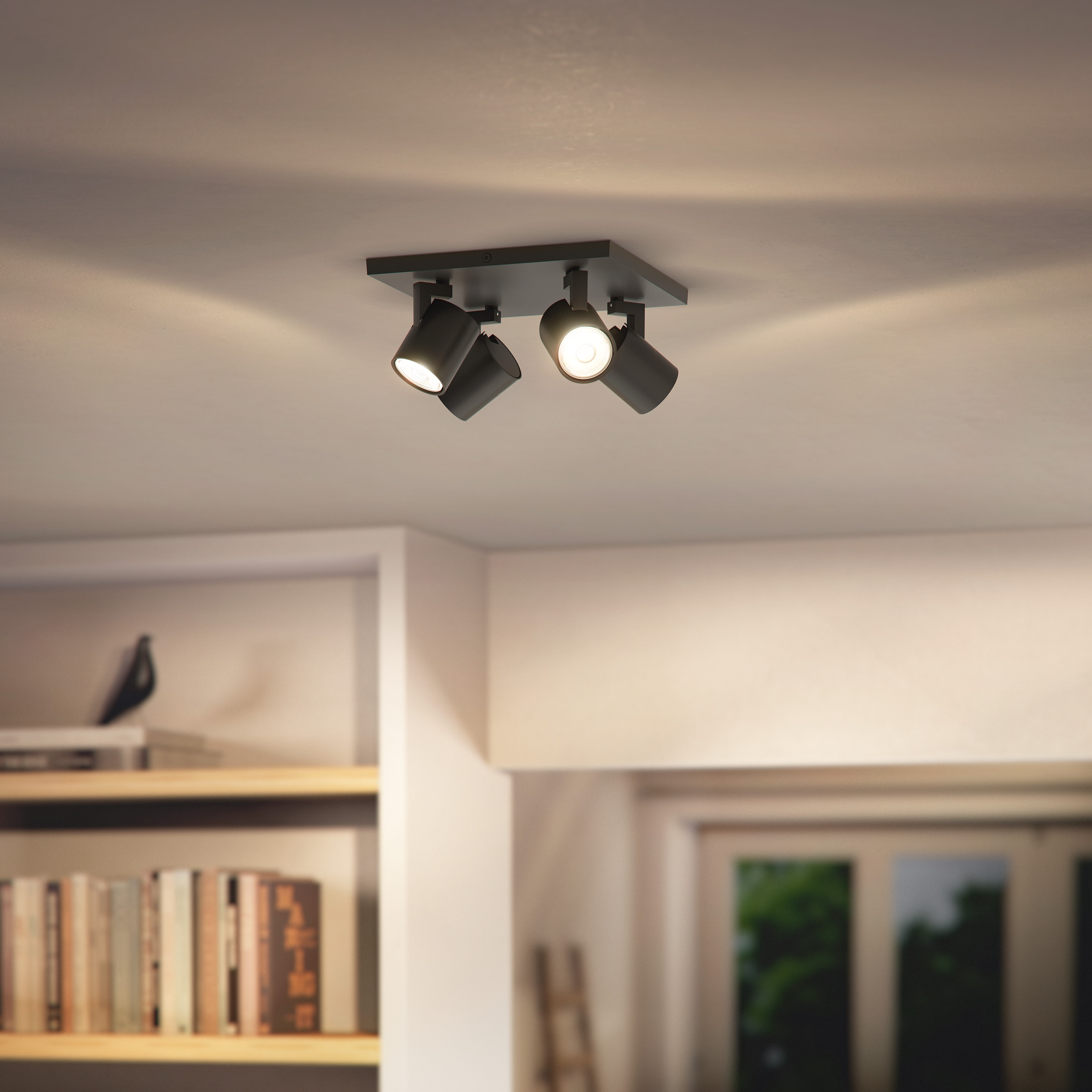 Schwarzer Deckenstrahler mit vier verstellbaren Spots auf einer Decke.