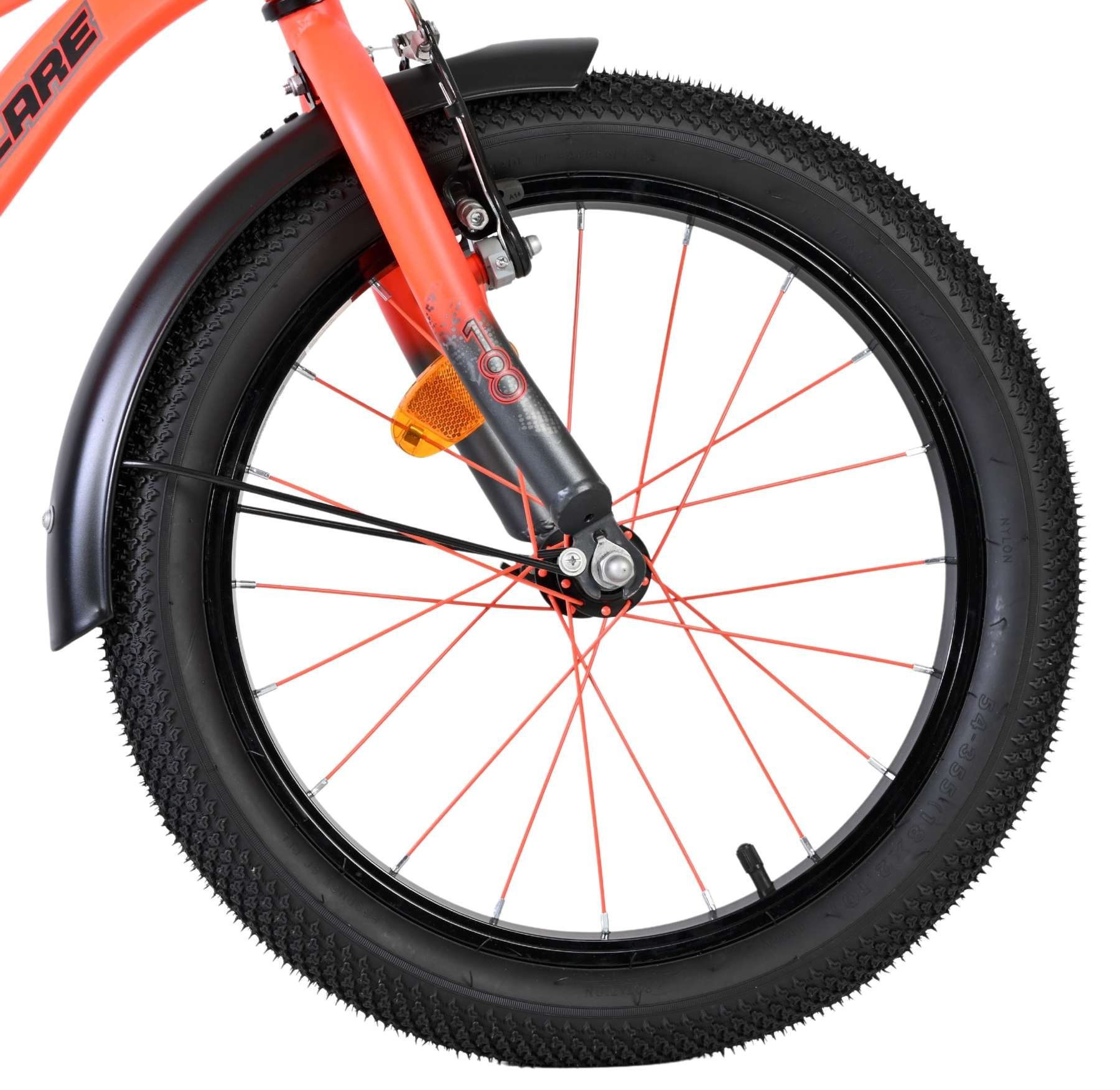 Vorderreifen eines orangefarbenen Fahrrads mit schwarzen Schutzblechen und roten Speichen.