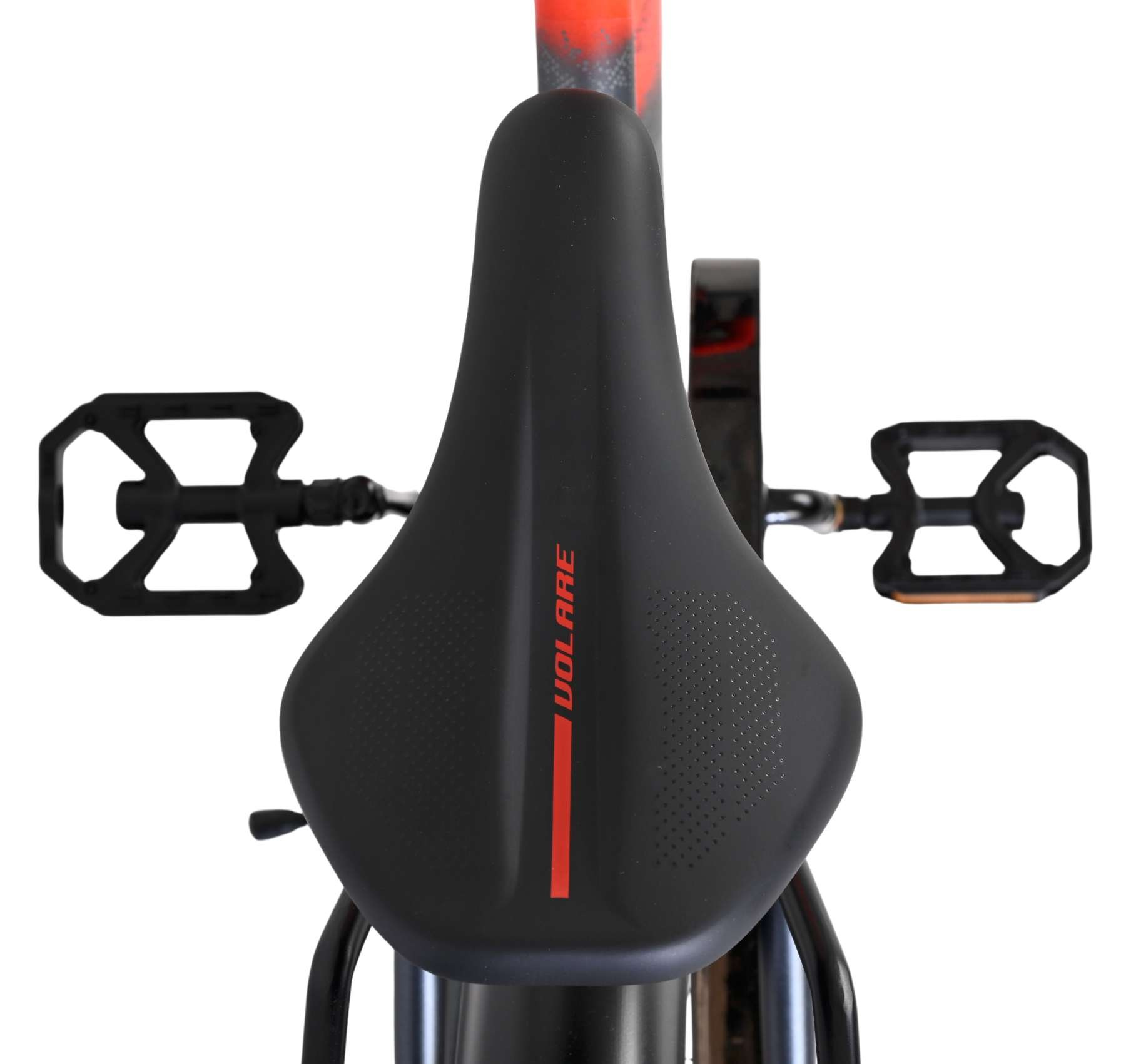 Schwarz-rotes Fahrradsattel mit Pedalen.
