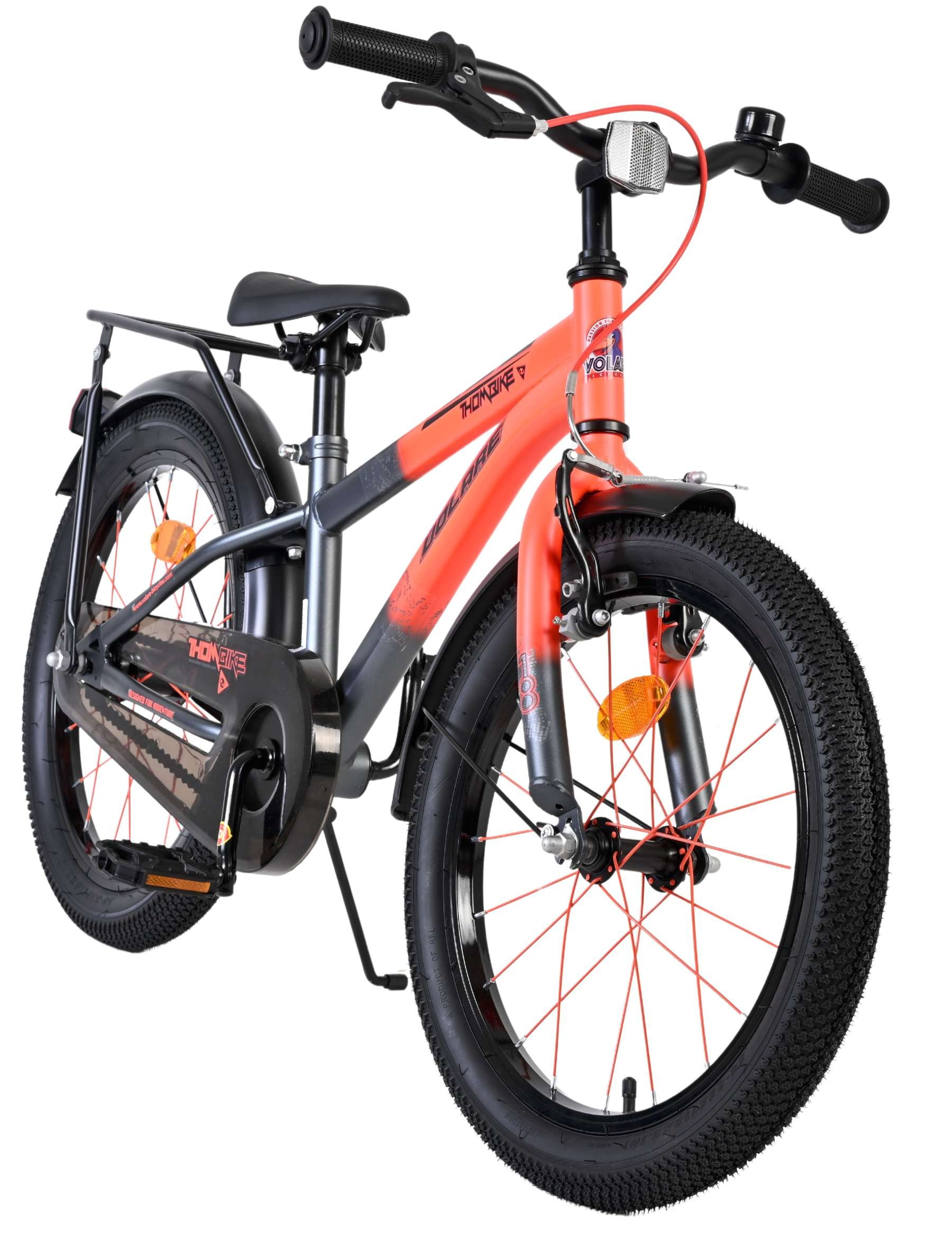 Rotes und graues Fahrrad mit schwarzen Reifen, Schutzblechen und Sitz. Weißer Hintergrund.