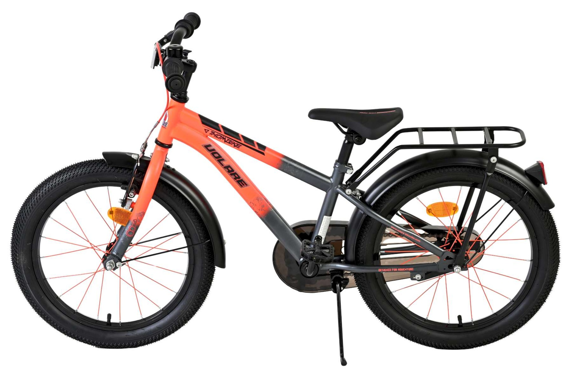 Ein orange-graues Kinderfahrrad mit Gepäckträger und Schutzblechen auf weißem Hintergrund.