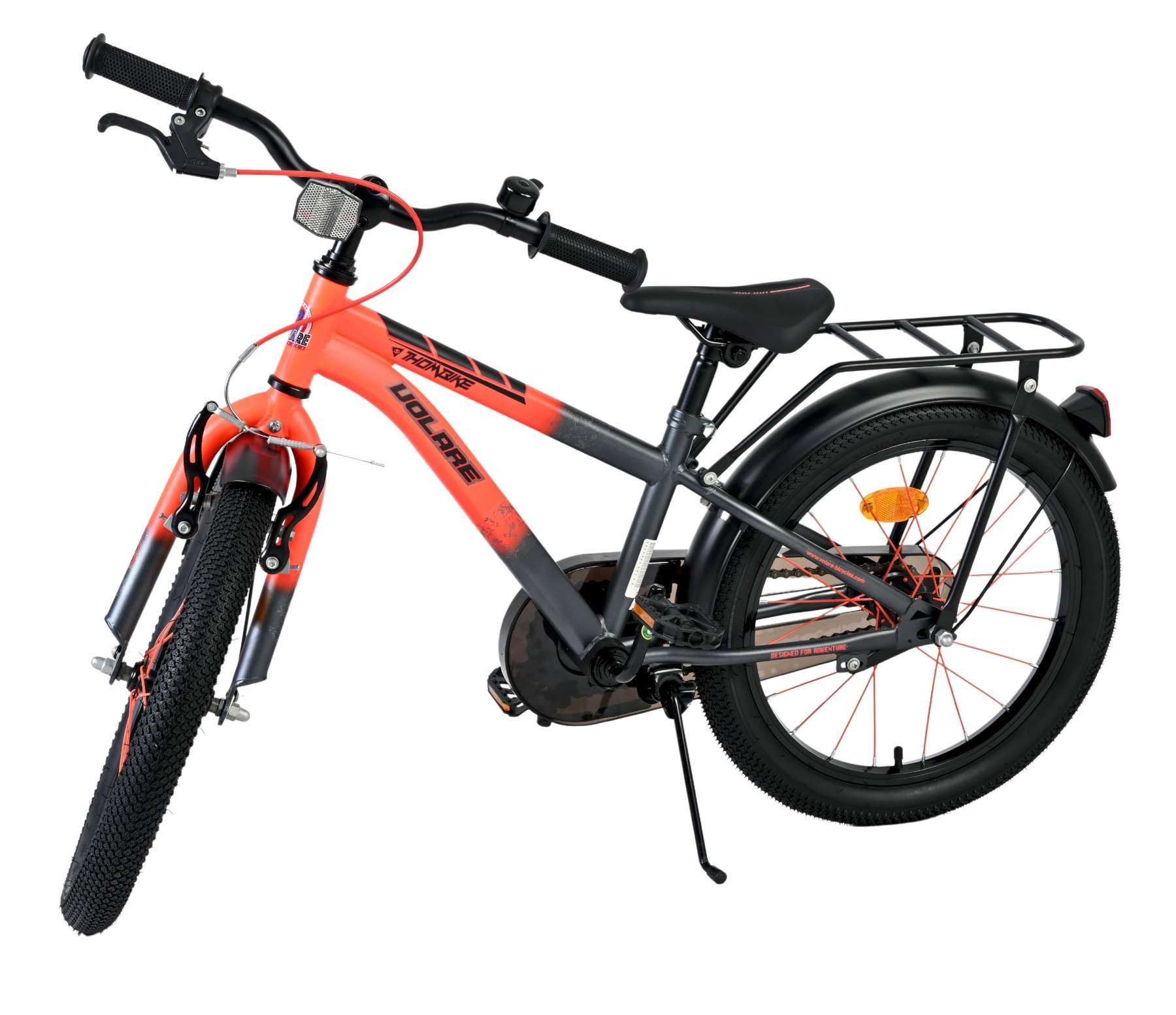 Ein orange-graues Fahrrad mit Gepäckträger und roten Speichen.