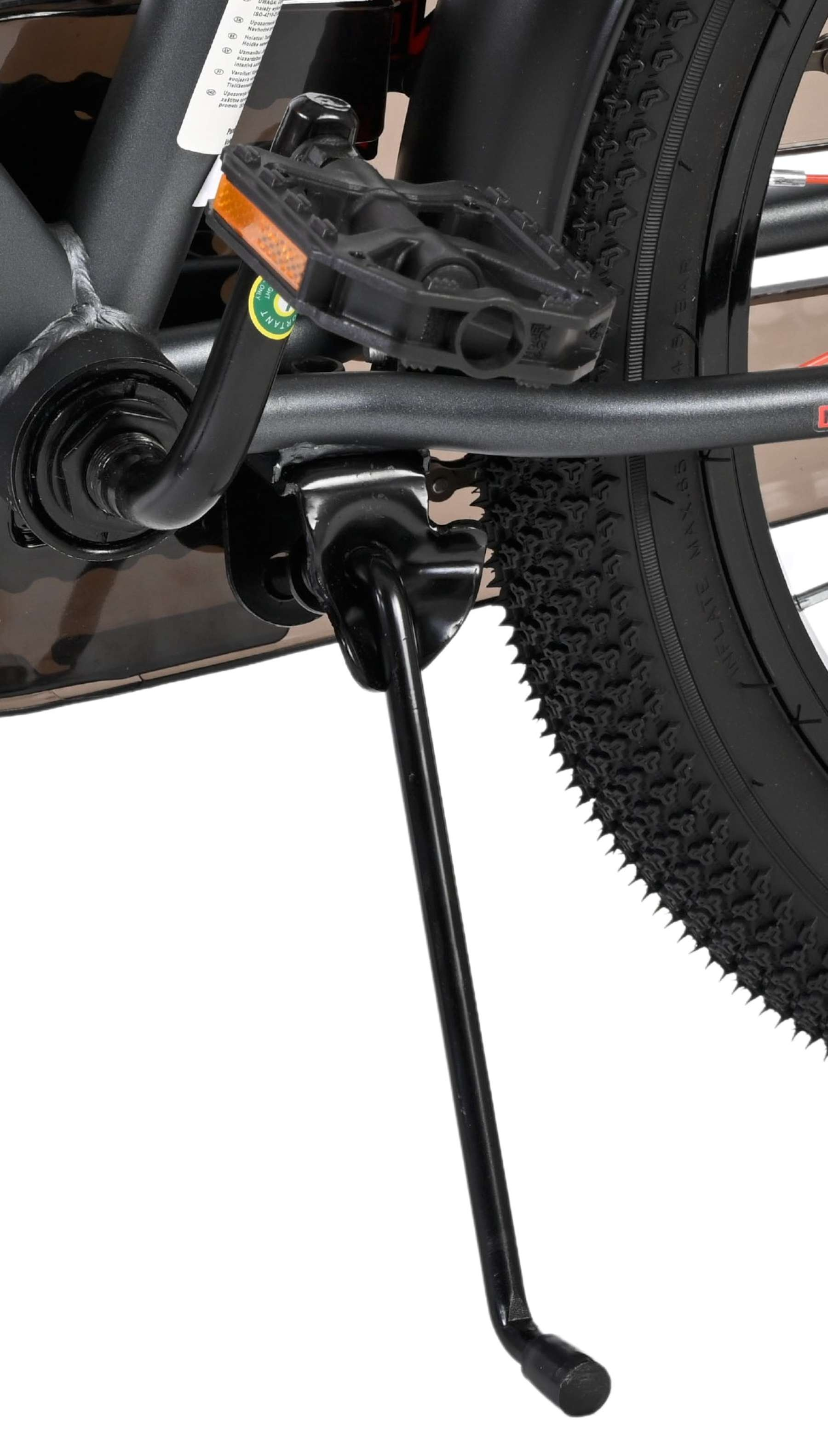 Nahaufnahme des Fahrradständers, Pedals und Reifens. Schwarz.
