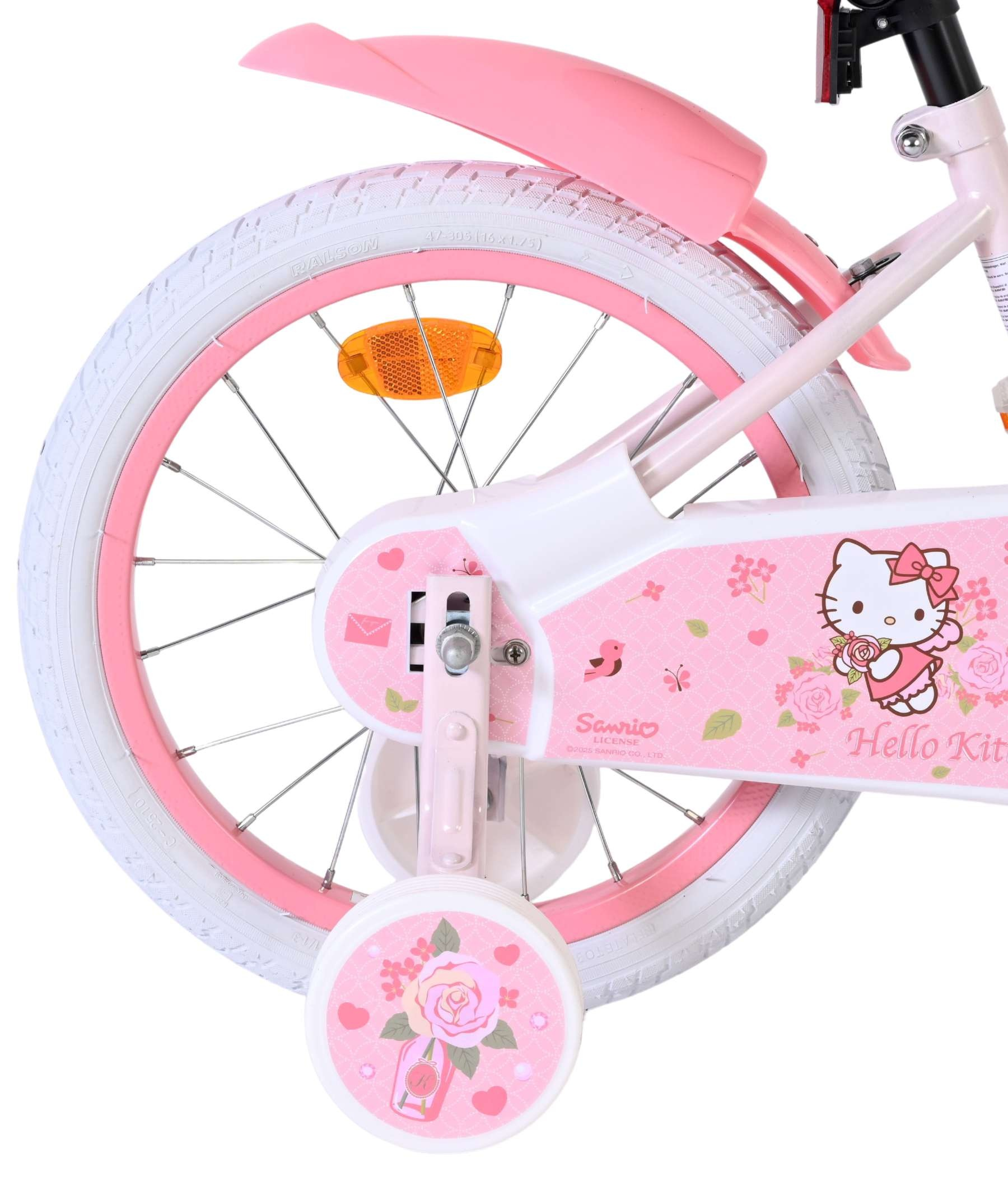 Rosa Kinderfahrrad mit Hello Kitty Motiv, Stützrädern und Reflektoren.