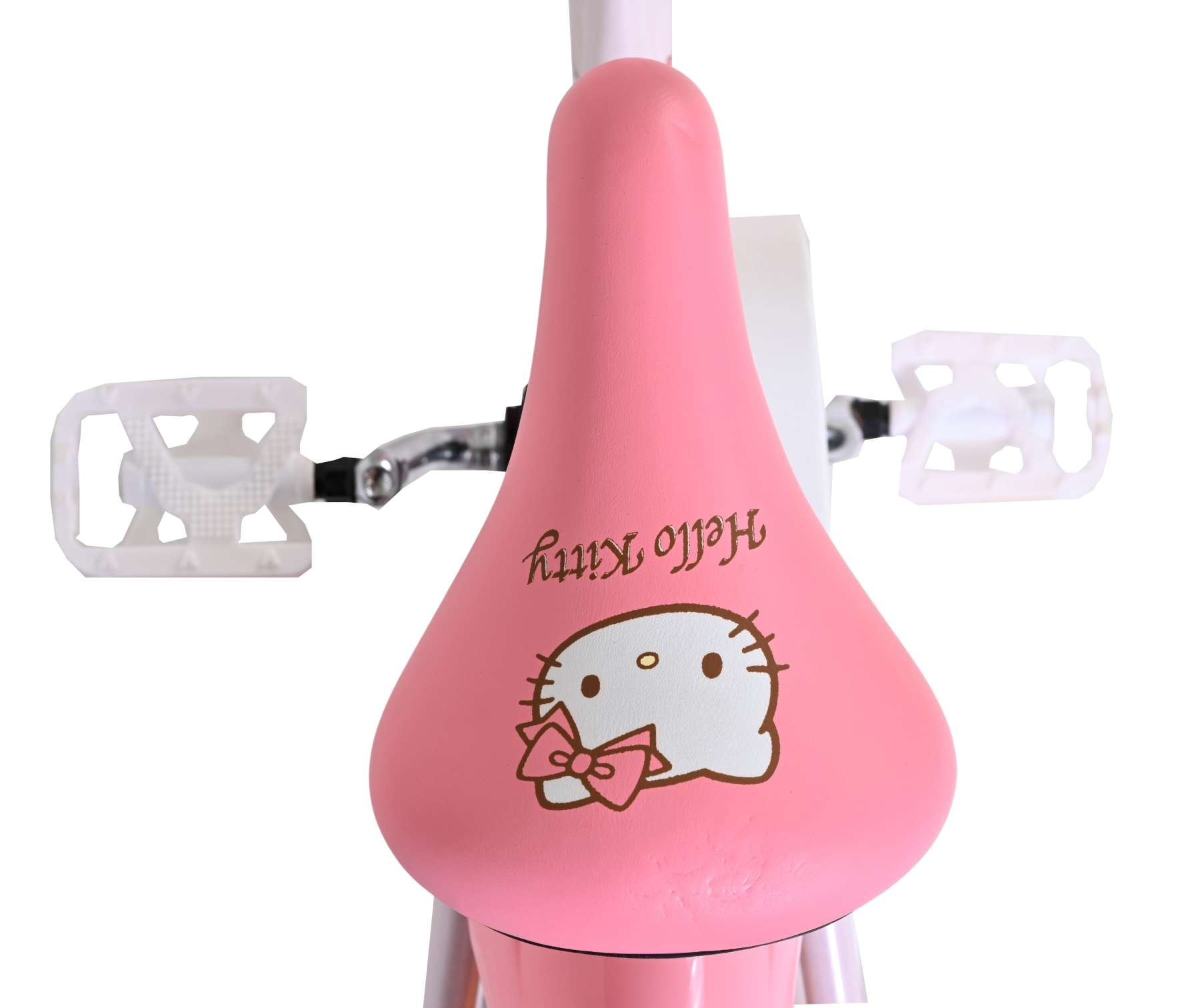 Ein rosa Fahrradsattel mit Hello Kitty Motiv und weißen Pedalen.