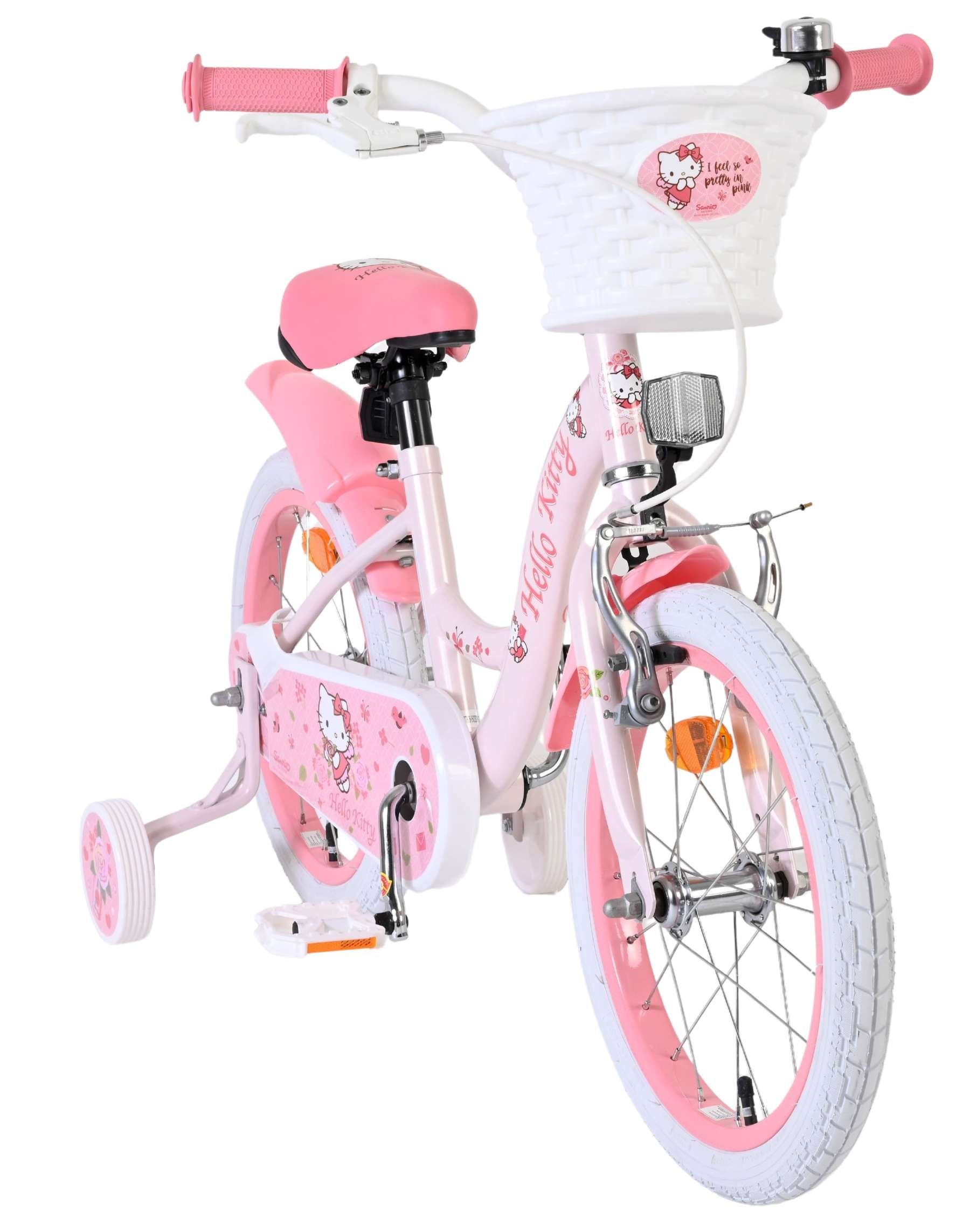 Ein pinkes Hello Kitty Fahrrad mit weißem Korb, Stützrädern und pinken Griffen.