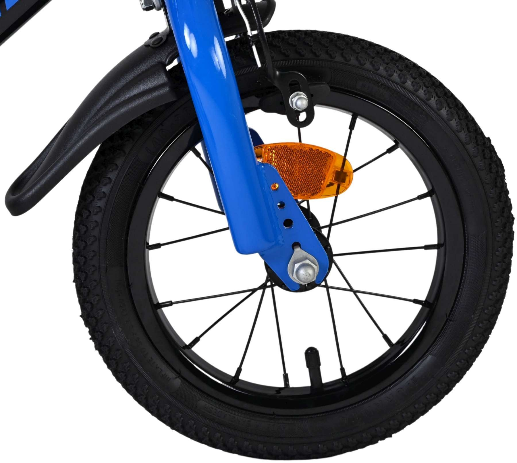 Vorderreifen eines blauen Fahrrads mit schwarzem Schutzblech und orangefarbenem Reflektor.