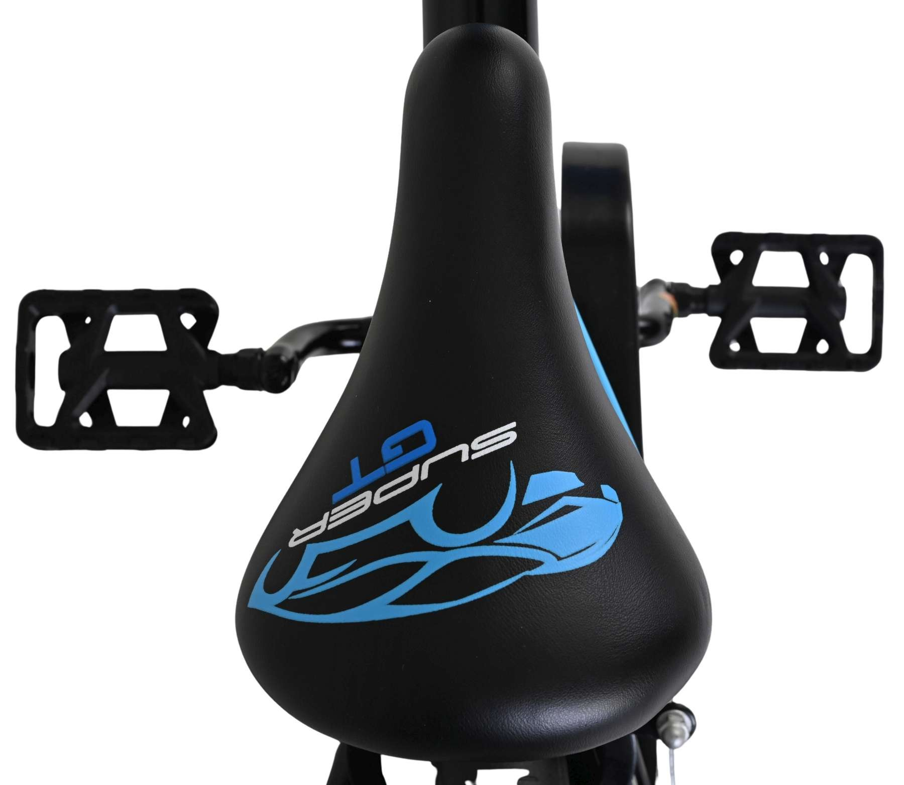 Schwarzer Fahrradsattel mit blauem Logo und schwarzen Pedalen auf weißem Hintergrund.