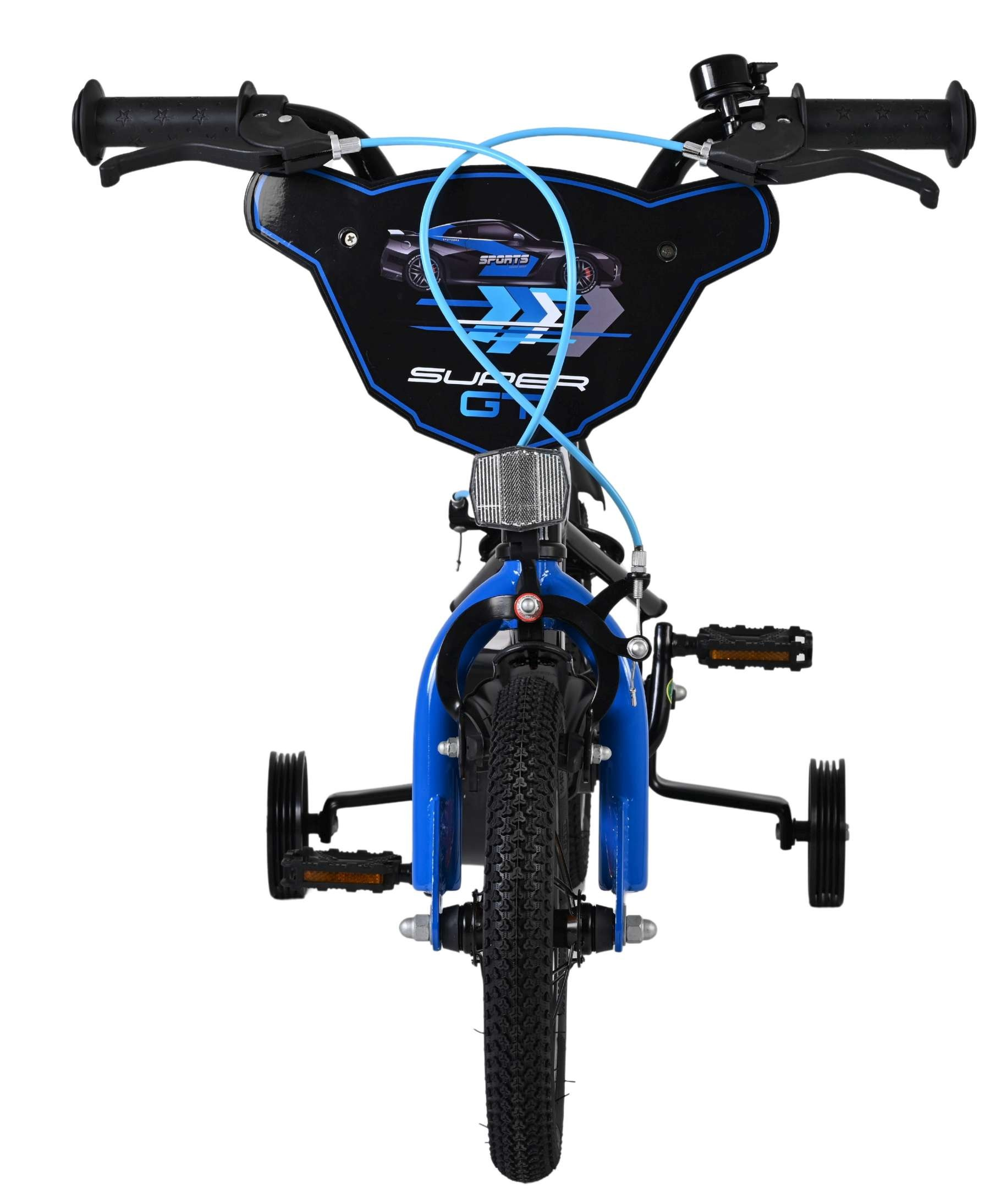 Ein blaues Kinderfahrrad mit Stützrädern, Vorderreifen und Lenker.