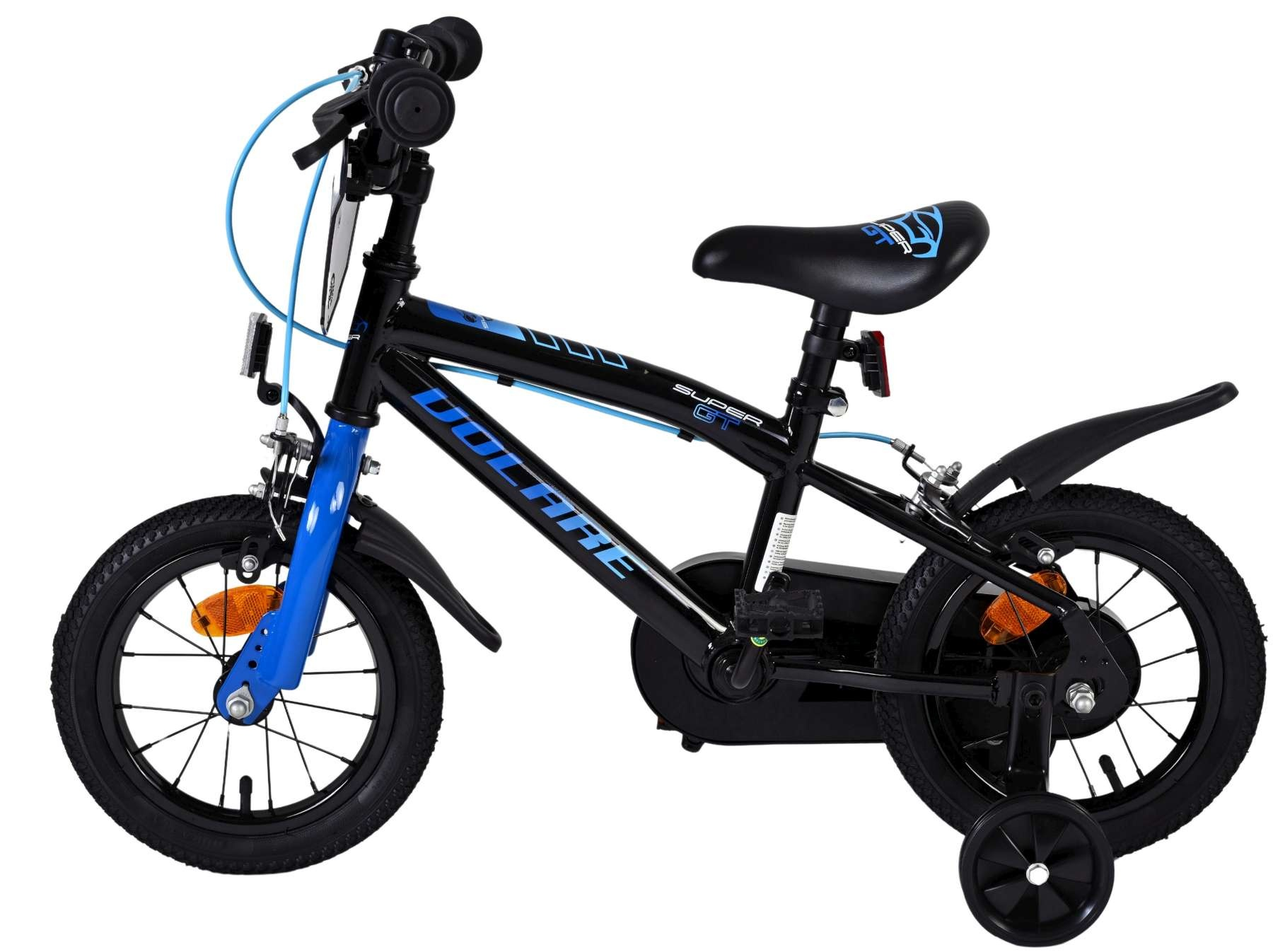 Schwarzes und blaues Kinderfahrrad mit Stützrädern, weißer Hintergrund.