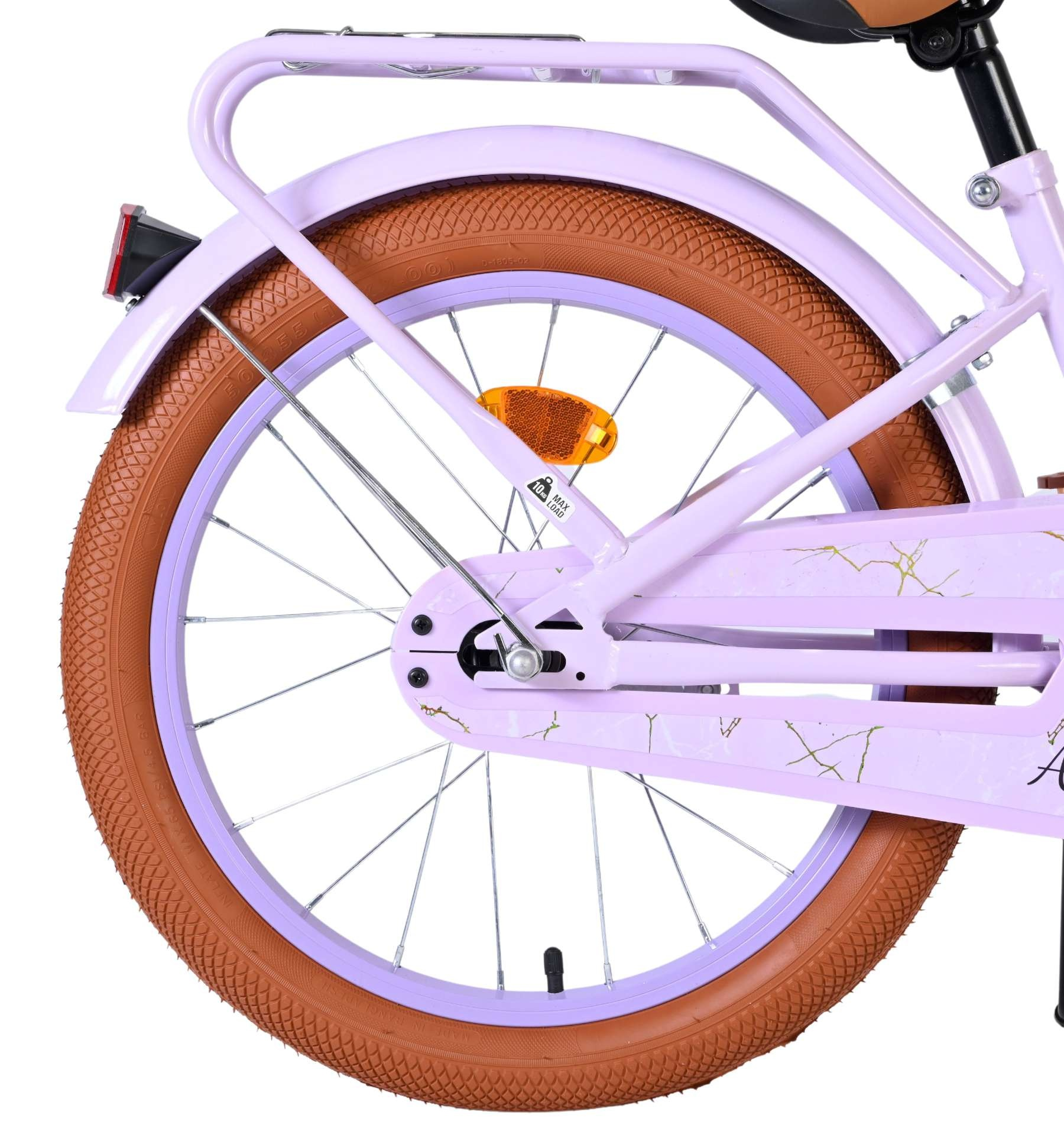 Nahaufnahme eines hellvioletten Fahrradrahmens mit braunen Reifen.
