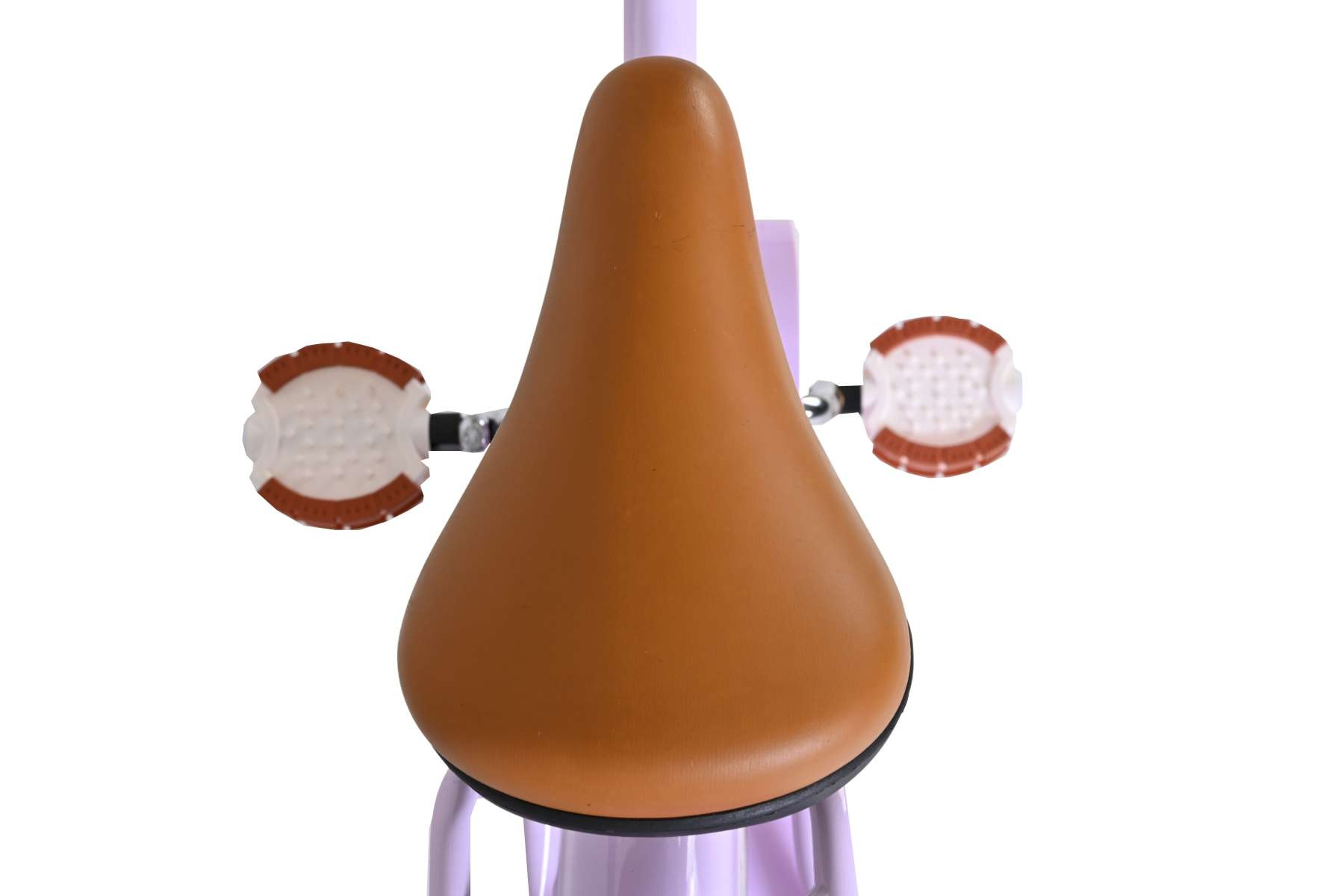 Ein brauner Fahrradsattel mit lila Rahmen und zwei weißen Pedalen.
