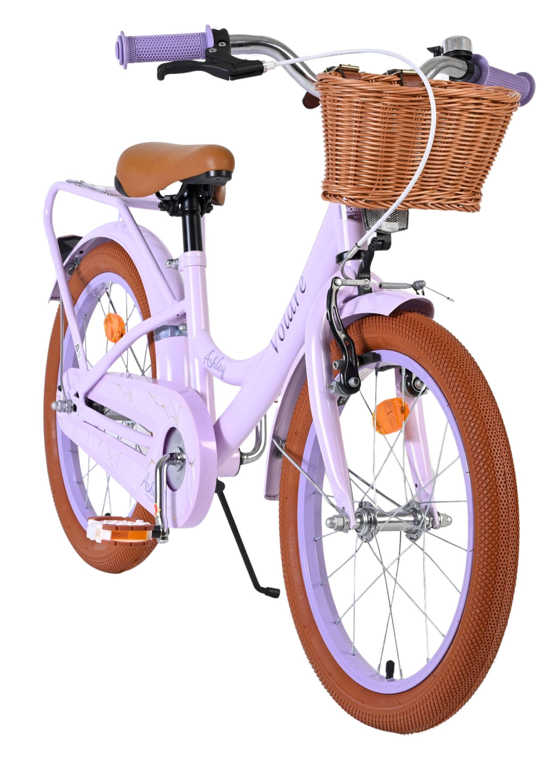 Ein lila Kinderfahrrad mit braunen Reifen, einem Korbe und braunem Sattel.