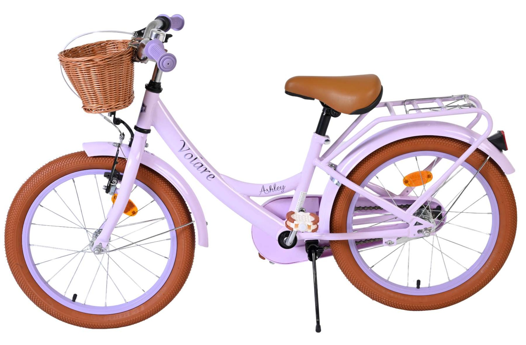 Ein lila Mädchenfahrrad mit braunen Reifen, einem Korb und einem Gepäckträger.