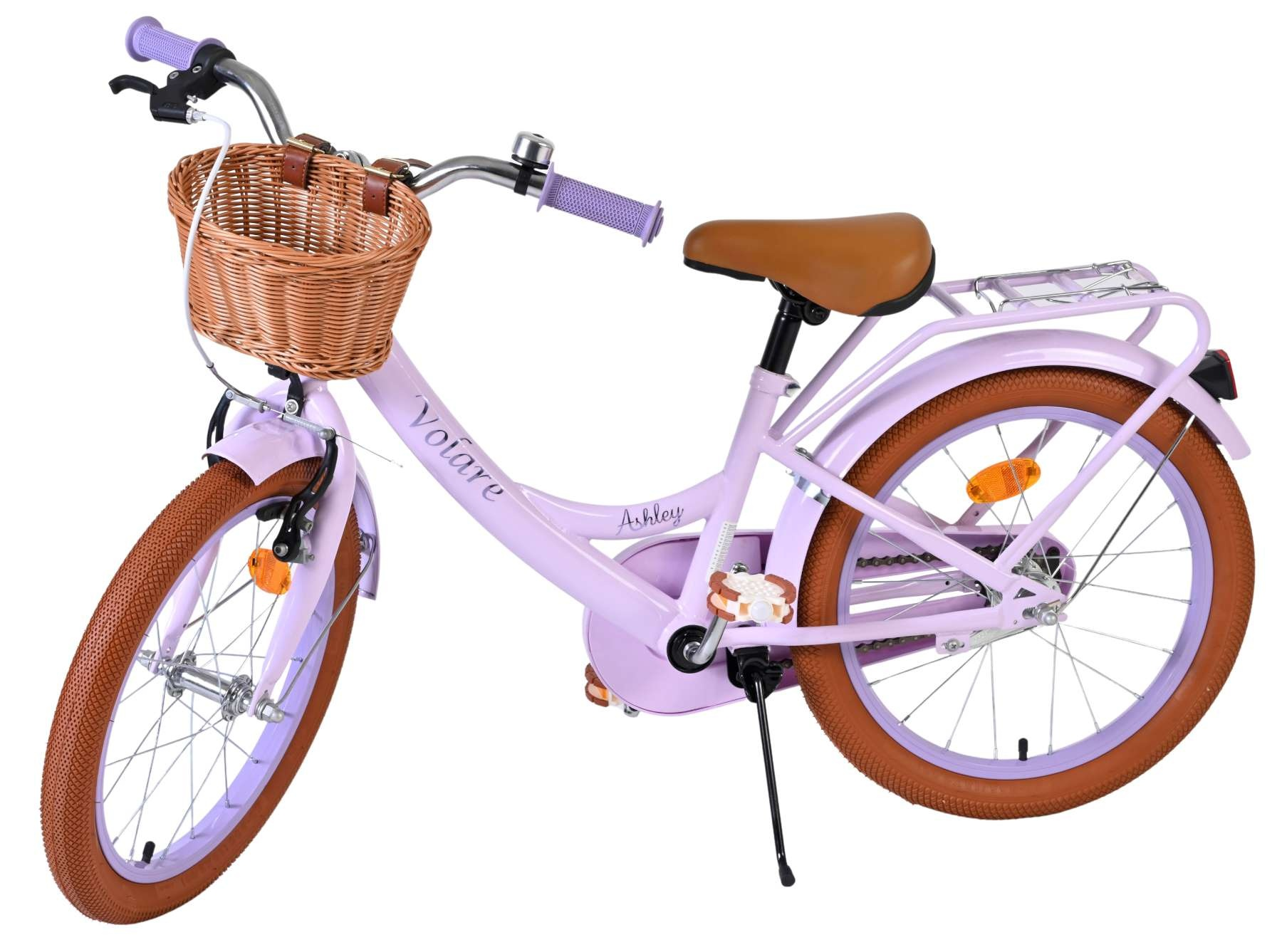 Ein hellviolettes Kinderfahrrad mit braunem Korb, braunem Sattel und braunen Reifen.