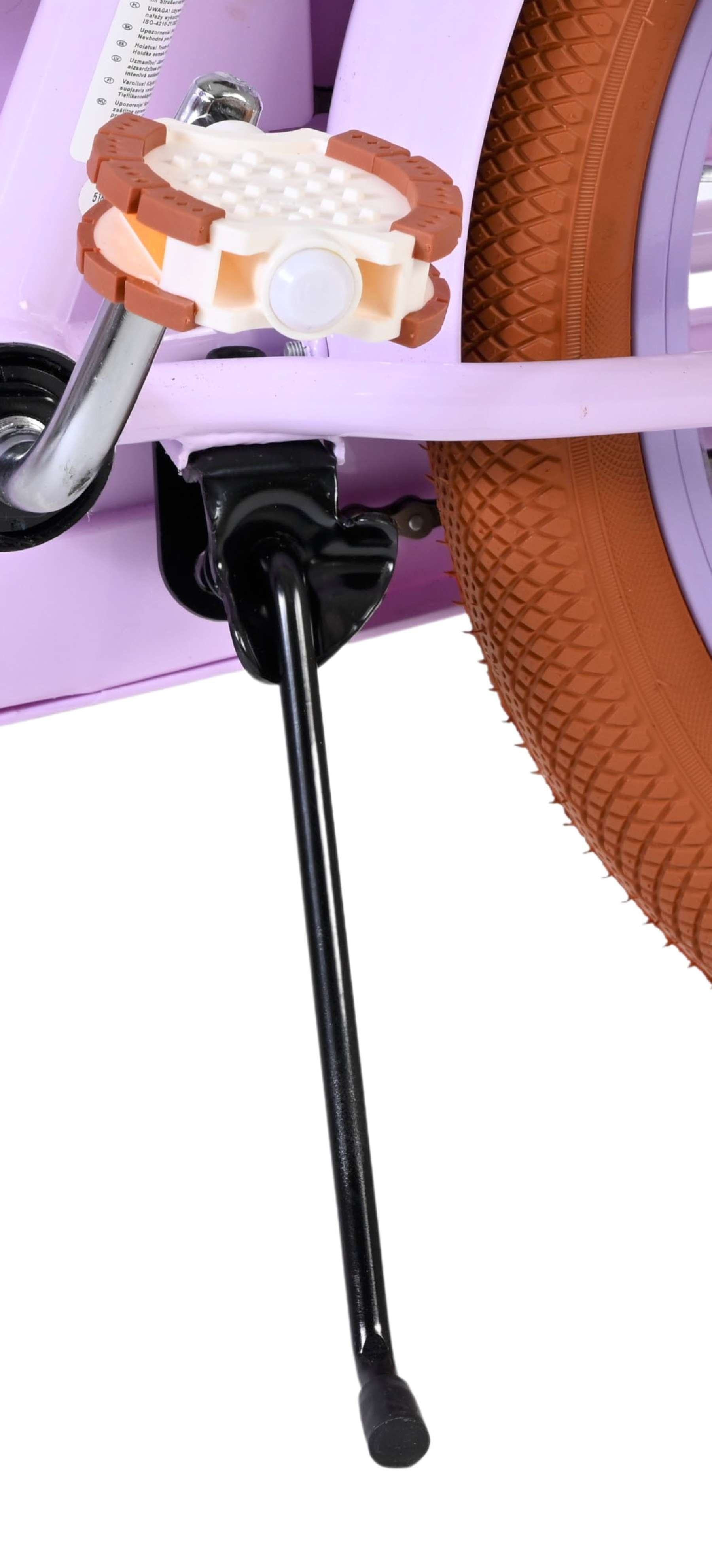 Nahaufnahme des violetten Fahrradrahmens, Pedals und braunen Reifens.
