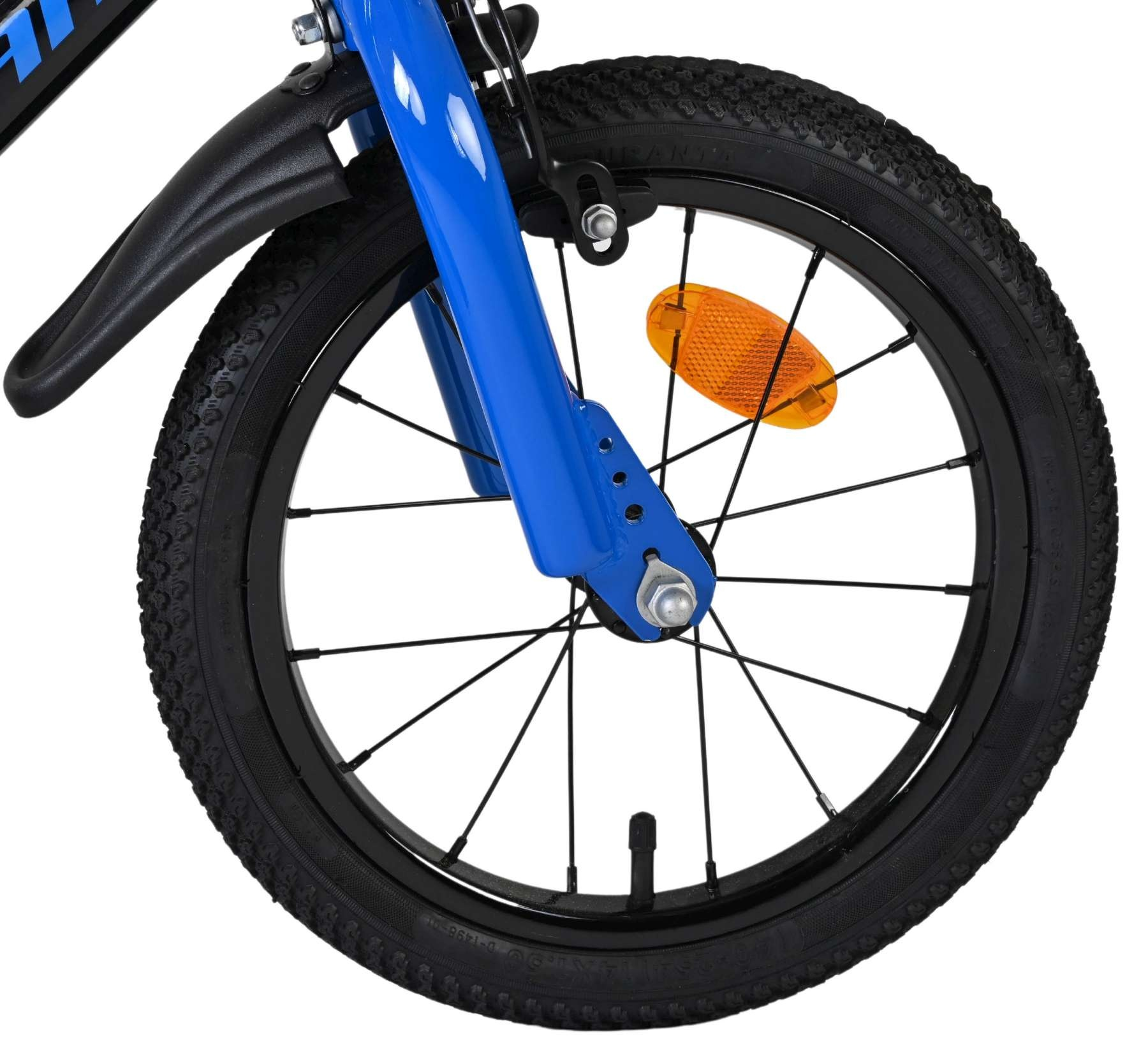 Vorderreifen eines blauen Fahrrads mit schwarzen Speichen und orangefarbenem Reflektor.