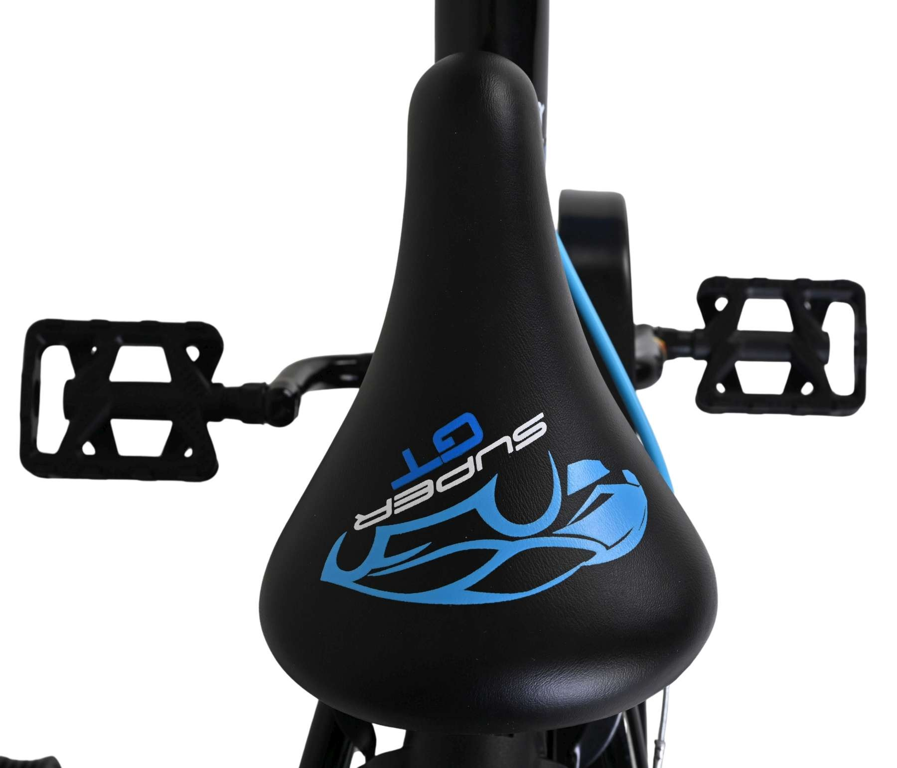Schwarz-blaue Fahrradsitz mit "SUPER GT"-Logo und schwarzen Pedalen.