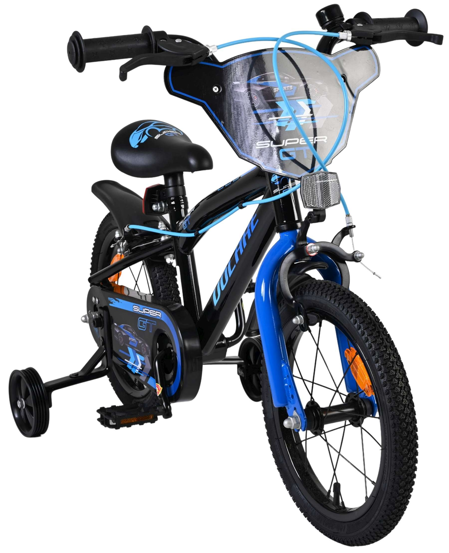Ein schwarzes und blaues Kinderfahrrad mit Stützrädern und einem Rennwagendekor.