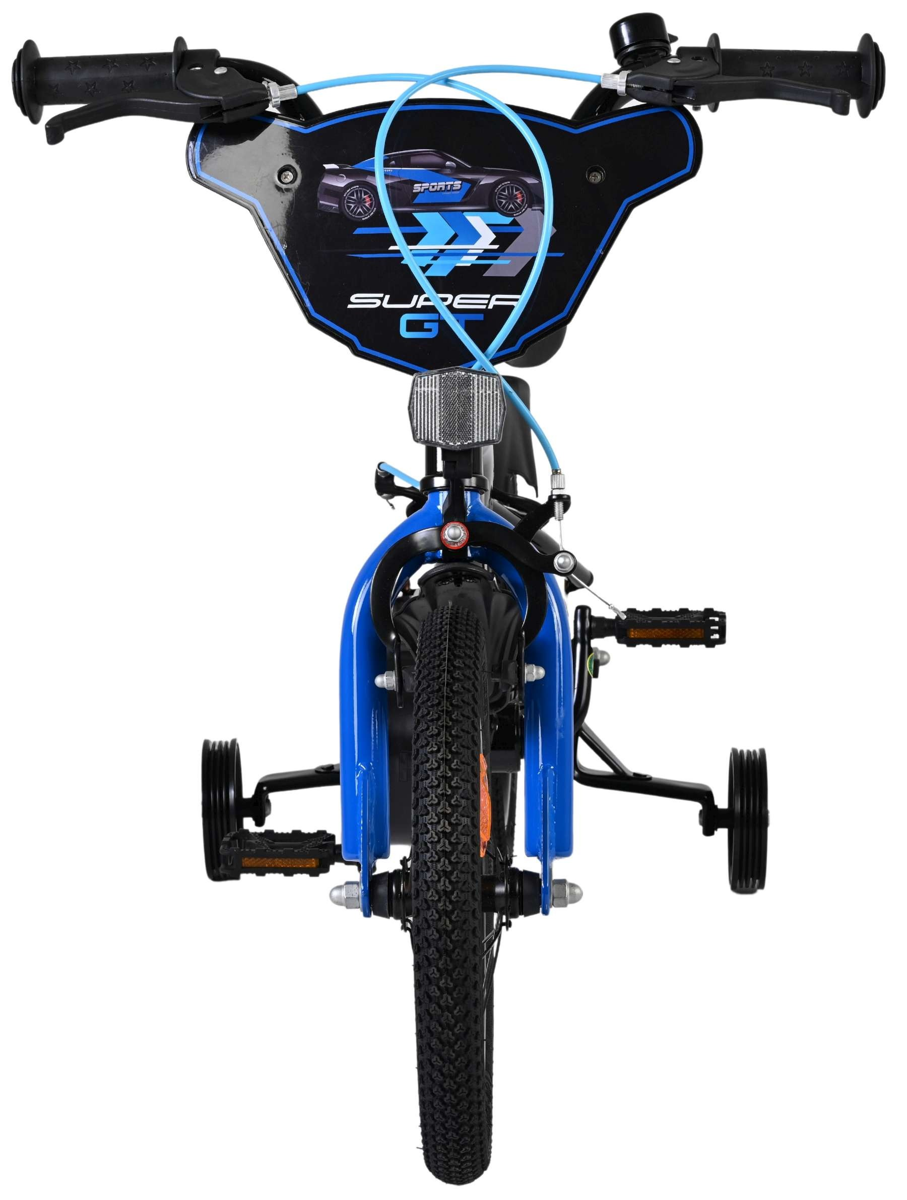 Blaues Kinderfahrrad mit Stützrädern, Lenker mit Autoaufkleber, Vorderreifen und Pedalen.