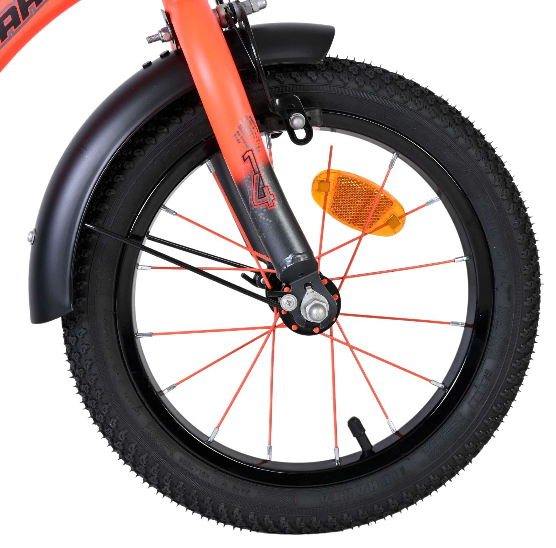 Vorderseite eines orangefarbenen Fahrrads mit schwarzem Kotflügel und Speichen.