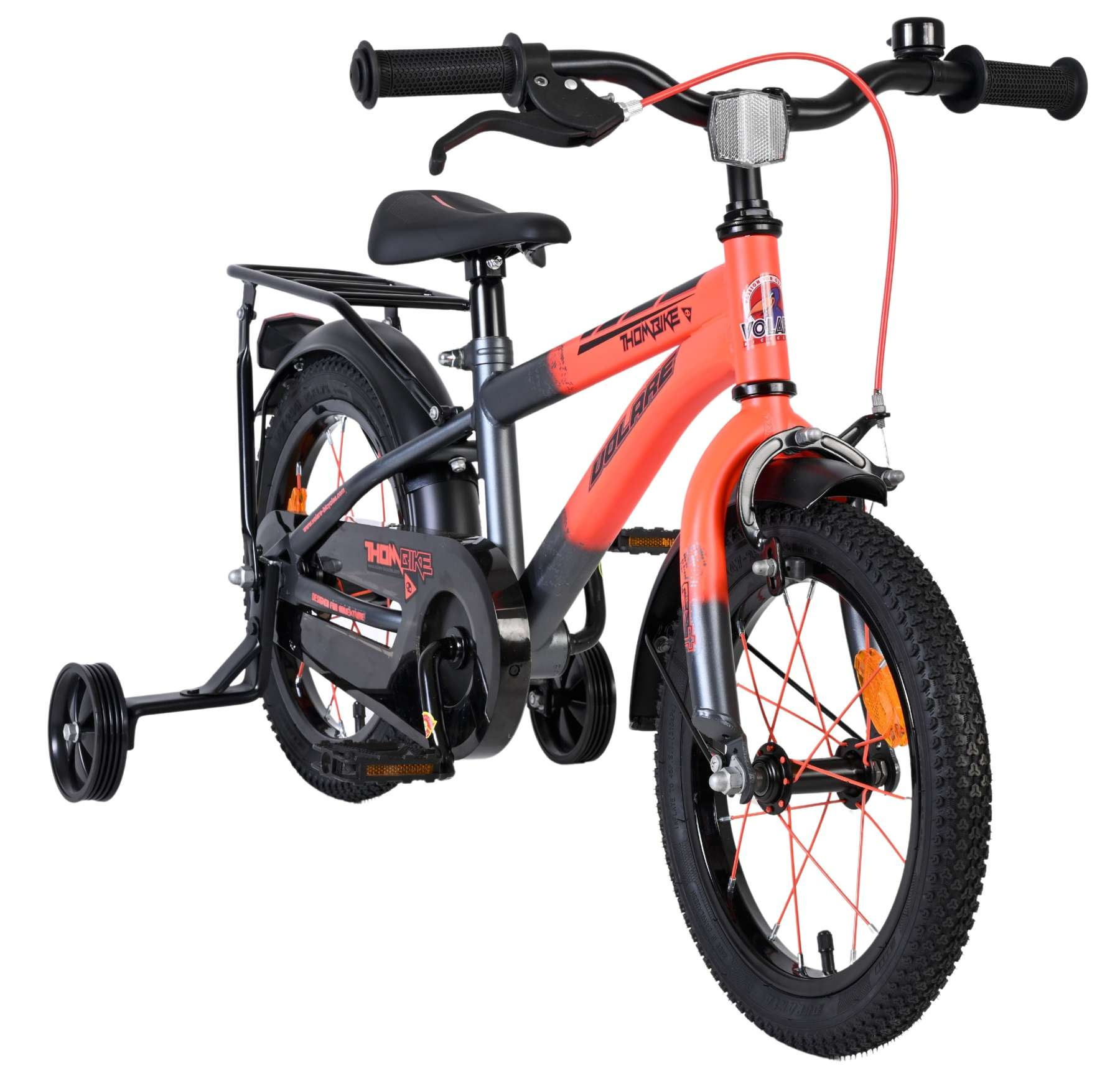 Ein leuchtend orangefarbenes Kinderfahrrad mit Stützrädern, Sattel und Gepäckträger.