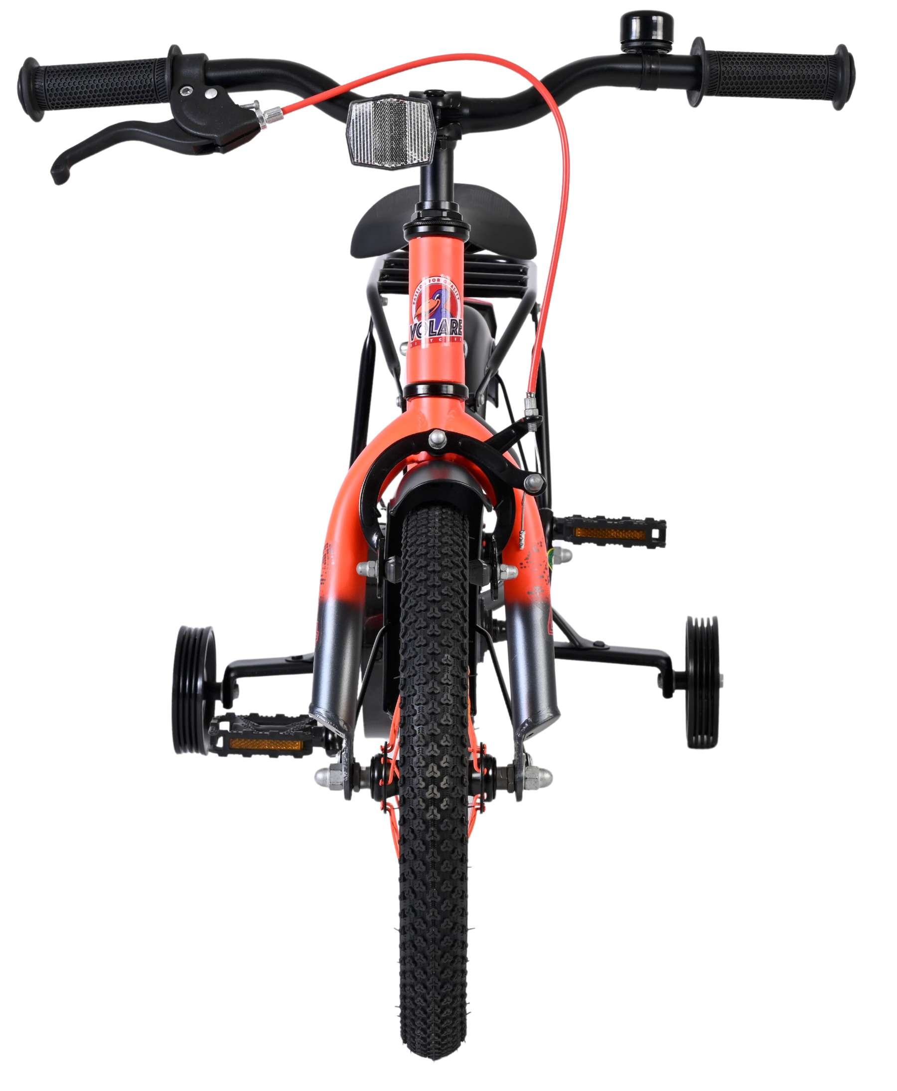 Ein orangefarbenes Kinderfahrrad mit Stützrädern und schwarzer Bereifung.