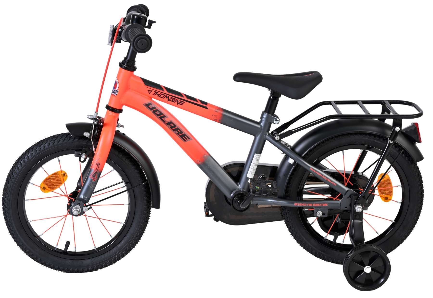 Ein orange-graues Kinderfahrrad mit Stützrädern und Gepäckträger.