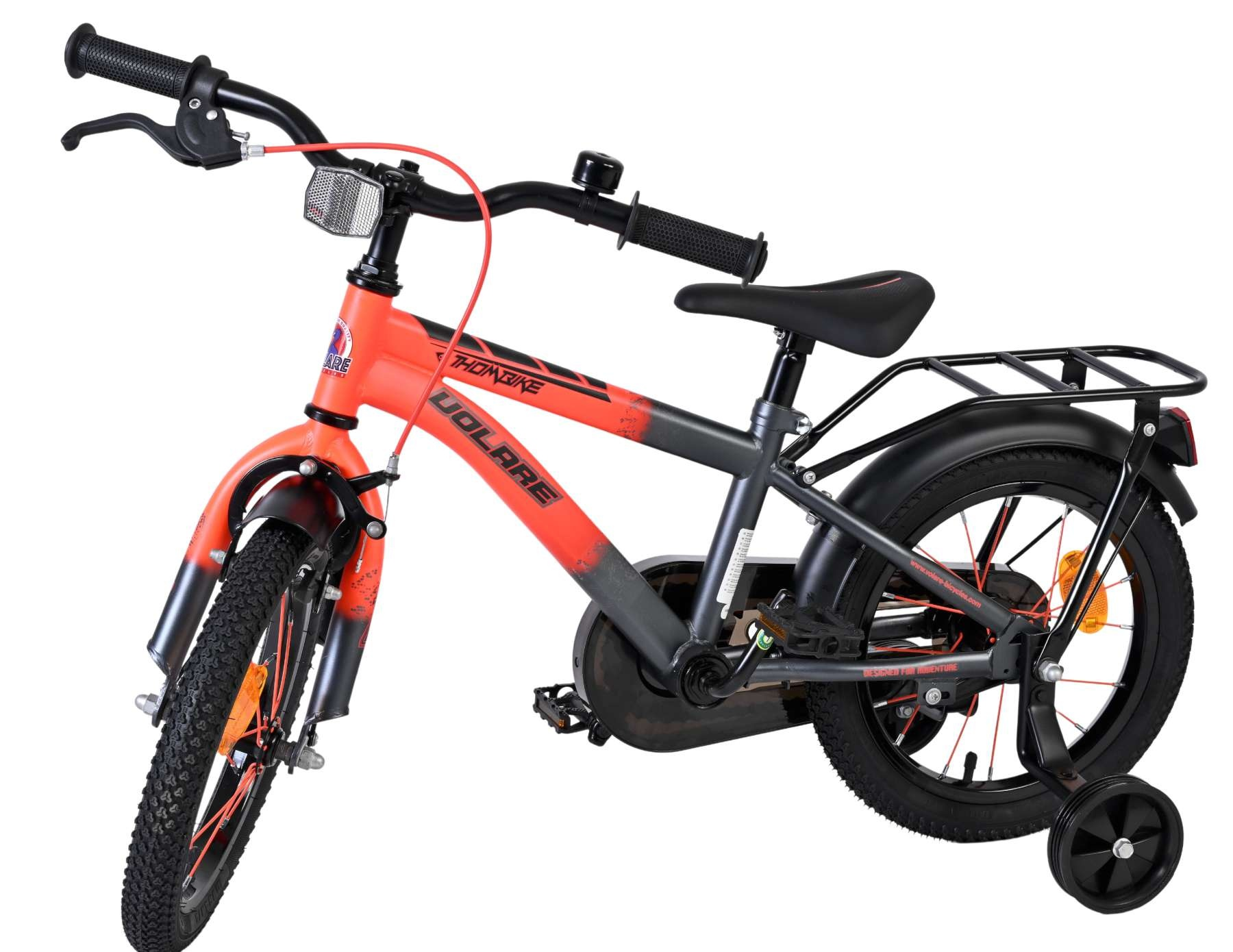 Orange-graues Fahrrad mit Stützrädern, schwarzem Sattel und Gepäckträger.